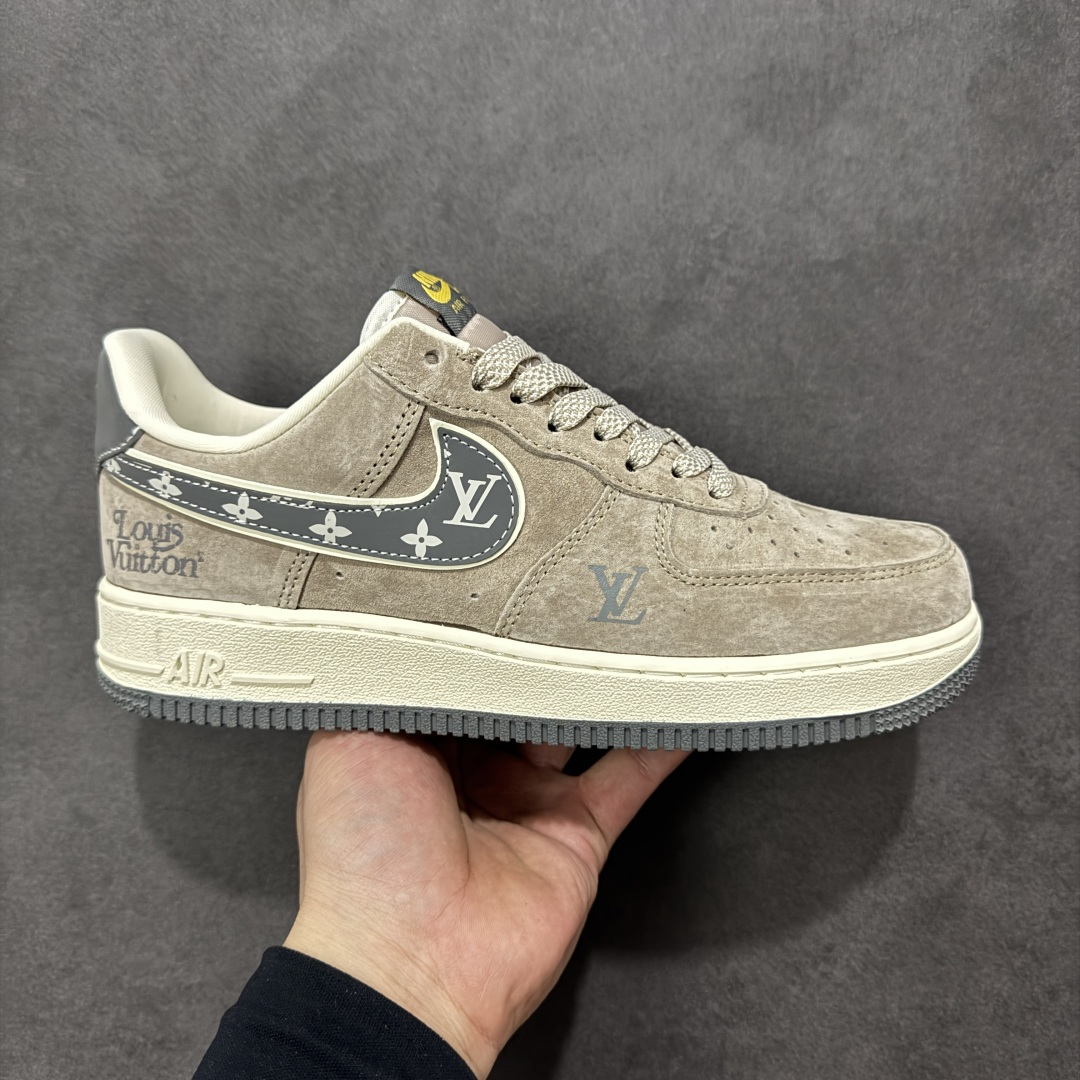 【定制版】LV联名 复古炸街 NIKE AIR FORCE 1 甄选细腻麂皮打造鞋身,LV经典老花元素点缀Swoosh,复古做旧中底融合Air气垫科技,奢华质感与舒适脚感兼备。鞋身LV压印与专属挂饰细节拉满,街头潮搭或日常出街都能轻松成为视觉焦点,让你在人群中脱颖而出。 货号:KL1688-003 尺码:36 36.5 37.5 38 38.5 39 40 40.5 41 42 42.5 43 44 44.5 45-选品中心