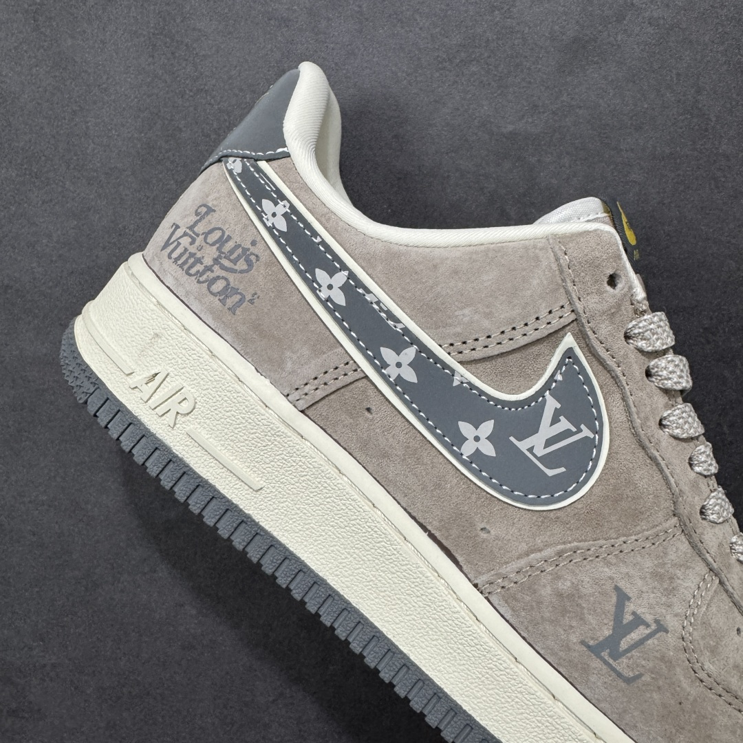 图片[6]-【定制版】LV联名 复古炸街 NIKE AIR FORCE 1 甄选细腻麂皮打造鞋身，LV经典老花元素点缀Swoosh，复古做旧中底融合Air气垫科技，奢华质感与舒适脚感兼备。鞋身LV压印与专属挂饰细节拉满，街头潮搭或日常出街都能轻松成为视觉焦点，让你在人群中脱颖而出。 货号：KL1688-003 尺码：36 36.5 37.5 38 38.5 39 40 40.5 41 42 42.5 43 44 44.5 45-选品中心