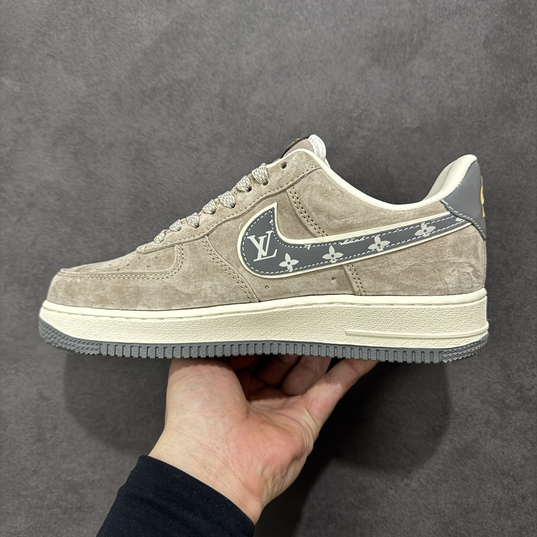 图片[2]-【定制版】LV联名 复古炸街 NIKE AIR FORCE 1 甄选细腻麂皮打造鞋身，LV经典老花元素点缀Swoosh，复古做旧中底融合Air气垫科技，奢华质感与舒适脚感兼备。鞋身LV压印与专属挂饰细节拉满，街头潮搭或日常出街都能轻松成为视觉焦点，让你在人群中脱颖而出。 货号：KL1688-003 尺码：36 36.5 37.5 38 38.5 39 40 40.5 41 42 42.5 43 44 44.5 45-选品中心
