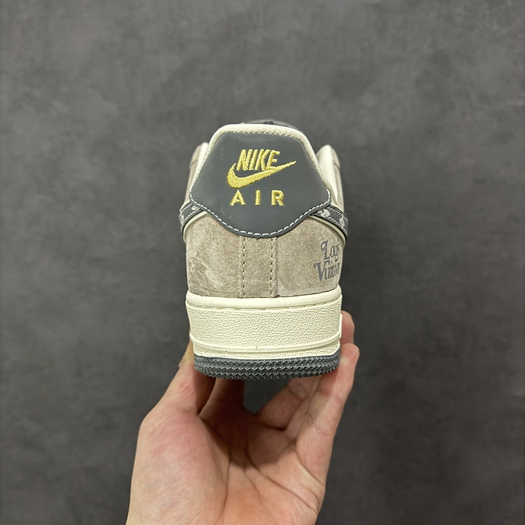 图片[4]-【定制版】LV联名 复古炸街 NIKE AIR FORCE 1 甄选细腻麂皮打造鞋身，LV经典老花元素点缀Swoosh，复古做旧中底融合Air气垫科技，奢华质感与舒适脚感兼备。鞋身LV压印与专属挂饰细节拉满，街头潮搭或日常出街都能轻松成为视觉焦点，让你在人群中脱颖而出。 货号：KL1688-003 尺码：36 36.5 37.5 38 38.5 39 40 40.5 41 42 42.5 43 44 44.5 45-选品中心