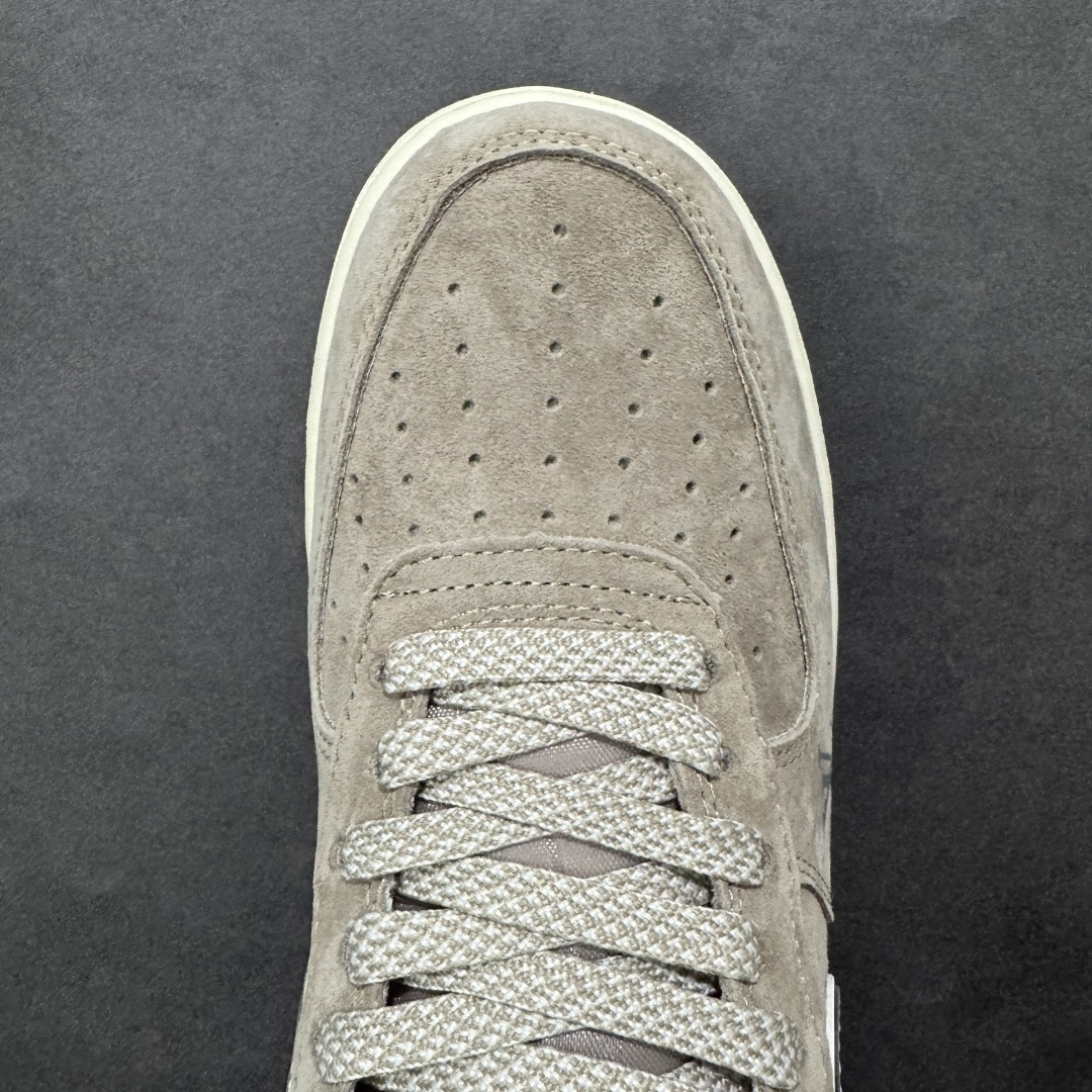 图片[8]-【定制版】LV联名 复古炸街 NIKE AIR FORCE 1 甄选细腻麂皮打造鞋身，LV经典老花元素点缀Swoosh，复古做旧中底融合Air气垫科技，奢华质感与舒适脚感兼备。鞋身LV压印与专属挂饰细节拉满，街头潮搭或日常出街都能轻松成为视觉焦点，让你在人群中脱颖而出。 货号：KL1688-003 尺码：36 36.5 37.5 38 38.5 39 40 40.5 41 42 42.5 43 44 44.5 45-选品中心