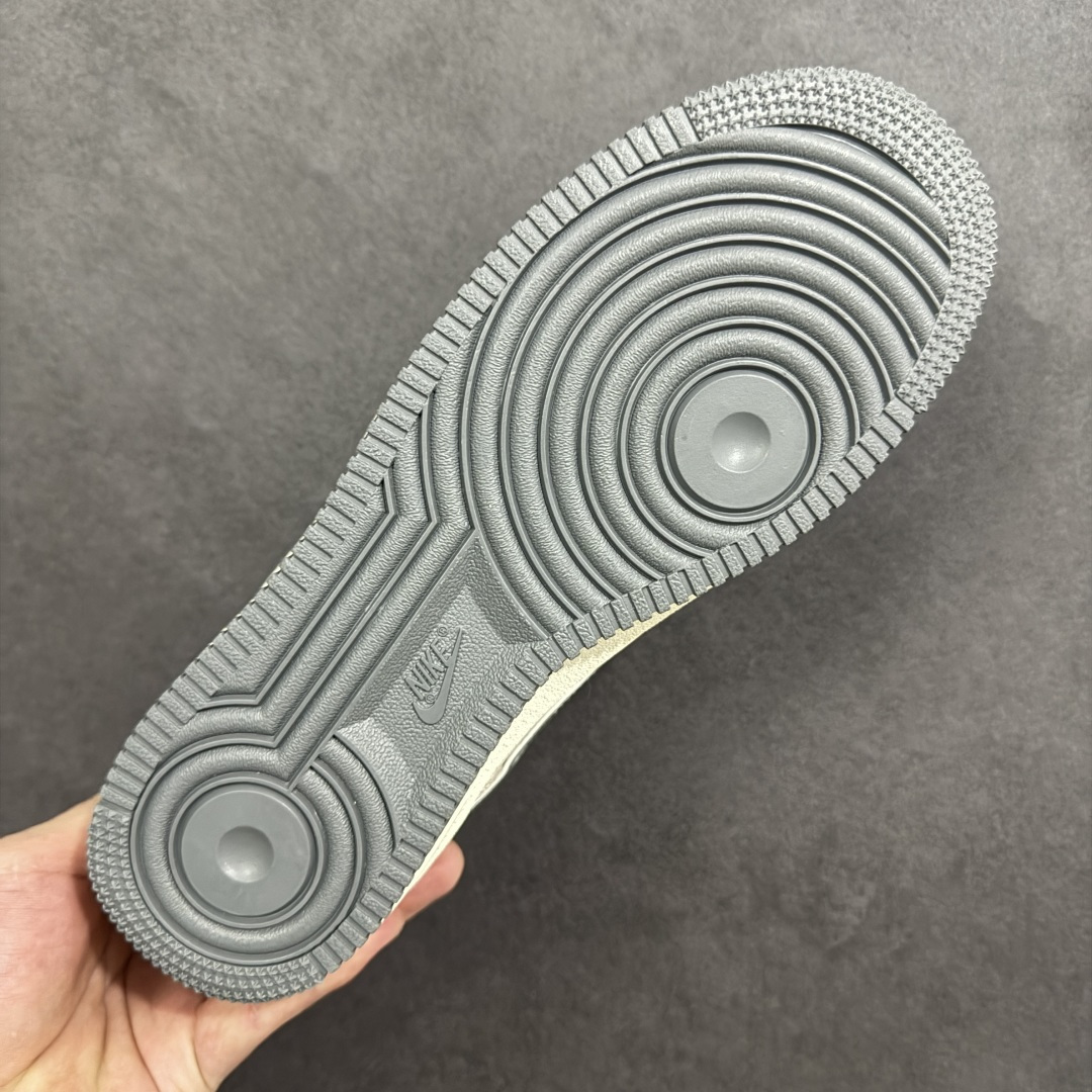 图片[9]-【定制版】LV联名 复古炸街 NIKE AIR FORCE 1 甄选细腻麂皮打造鞋身，LV经典老花元素点缀Swoosh，复古做旧中底融合Air气垫科技，奢华质感与舒适脚感兼备。鞋身LV压印与专属挂饰细节拉满，街头潮搭或日常出街都能轻松成为视觉焦点，让你在人群中脱颖而出。 货号：KL1688-003 尺码：36 36.5 37.5 38 38.5 39 40 40.5 41 42 42.5 43 44 44.5 45-选品中心