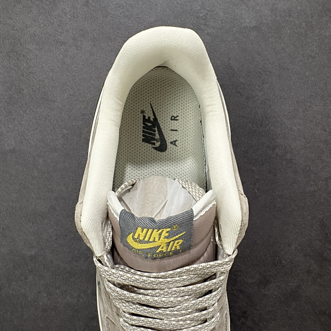 图片[7]-【定制版】LV联名 复古炸街 NIKE AIR FORCE 1 甄选细腻麂皮打造鞋身，LV经典老花元素点缀Swoosh，复古做旧中底融合Air气垫科技，奢华质感与舒适脚感兼备。鞋身LV压印与专属挂饰细节拉满，街头潮搭或日常出街都能轻松成为视觉焦点，让你在人群中脱颖而出。 货号：KL1688-003 尺码：36 36.5 37.5 38 38.5 39 40 40.5 41 42 42.5 43 44 44.5 45-选品中心