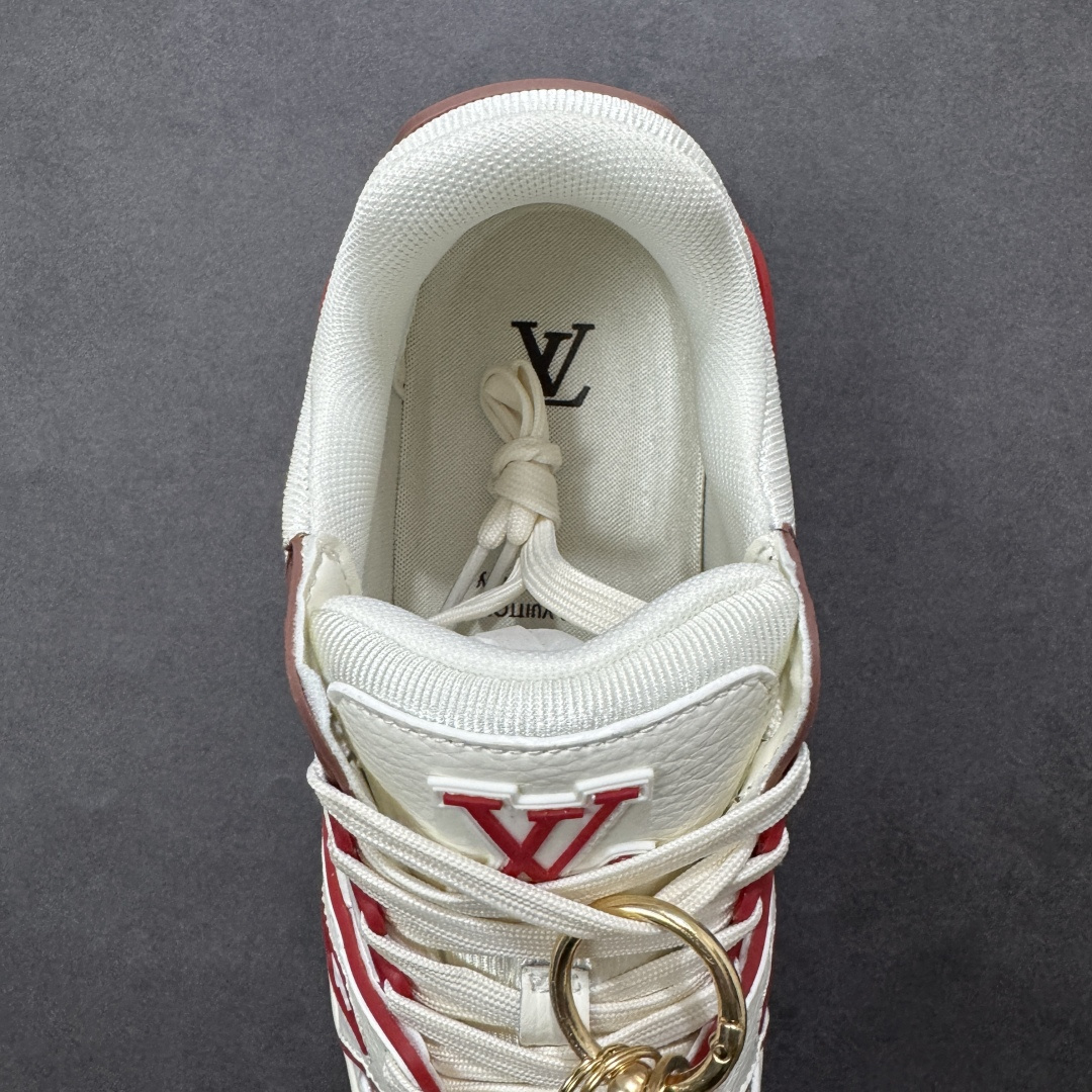 图片[7]-【纯原版】中国红礼盒 Louis Vuitton Trainer 路易威登LV 低帮 马年限定 白金色 驴牌圆头字母签名皮革低邦时尚板鞋运动鞋系列 采用圆头系带设计，简约大方，清新又不失奢华感，独特造型轻松吸引众人目光。鞋面由顶级材质精心打造，质感细腻柔软，彰显卓越品质；作为男装艺术总监Virgil Abloh的挚爱作品，LV Trainer运动鞋此次取材MonogramL压纹小牛皮，搭配点缀Monograma花卉的创新注胶外底。 原楦原纸版开模，鞋型立体饱满 零毛边、零溢胶、零线头瑕疵 细节与原版一致 区分市面通货 多层叠片＋电脑针车，针距密度一致 Monogram浮雕＋3D高频压纹 多密度发泡中底：支撑回弹媲美专柜 原装橡胶大底：含胶量高、纹路深、双拼接零偏差 ZP级原装包装：专柜款鞋盒＋防尘袋＋说明书 货号：AE5U3BM161N355 尺码：36 37 38 39 40 41 42 43 44 45-选品中心