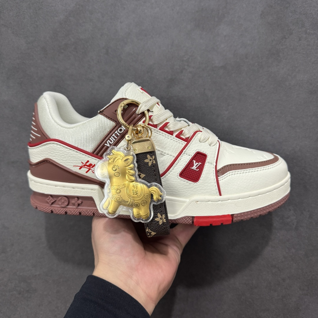 【纯原版】中国红礼盒 Louis Vuitton Trainer 路易威登LV 低帮 马年限定 白金色 驴牌圆头字母签名皮革低邦时尚板鞋运动鞋系列 采用圆头系带设计，简约大方，清新又不失奢华感，独特造型轻松吸引众人目光。鞋面由顶级材质精心打造，质感细腻柔软，彰显卓越品质；作为男装艺术总监Virgil Abloh的挚爱作品，LV Trainer运动鞋此次取材MonogramL压纹小牛皮，搭配点缀Monograma花卉的创新注胶外底。 原楦原纸版开模，鞋型立体饱满 零毛边、零溢胶、零线头瑕疵 细节与原版一致 区分市面通货 多层叠片＋电脑针车，针距密度一致 Monogram浮雕＋3D高频压纹 多密度发泡中底：支撑回弹媲美专柜 原装橡胶大底：含胶量高、纹路深、双拼接零偏差 ZP级原装包装：专柜款鞋盒＋防尘袋＋说明书 货号：AE5U3BM161N355 尺码：36 37 38 39 40 41 42 43 44 45-选品中心