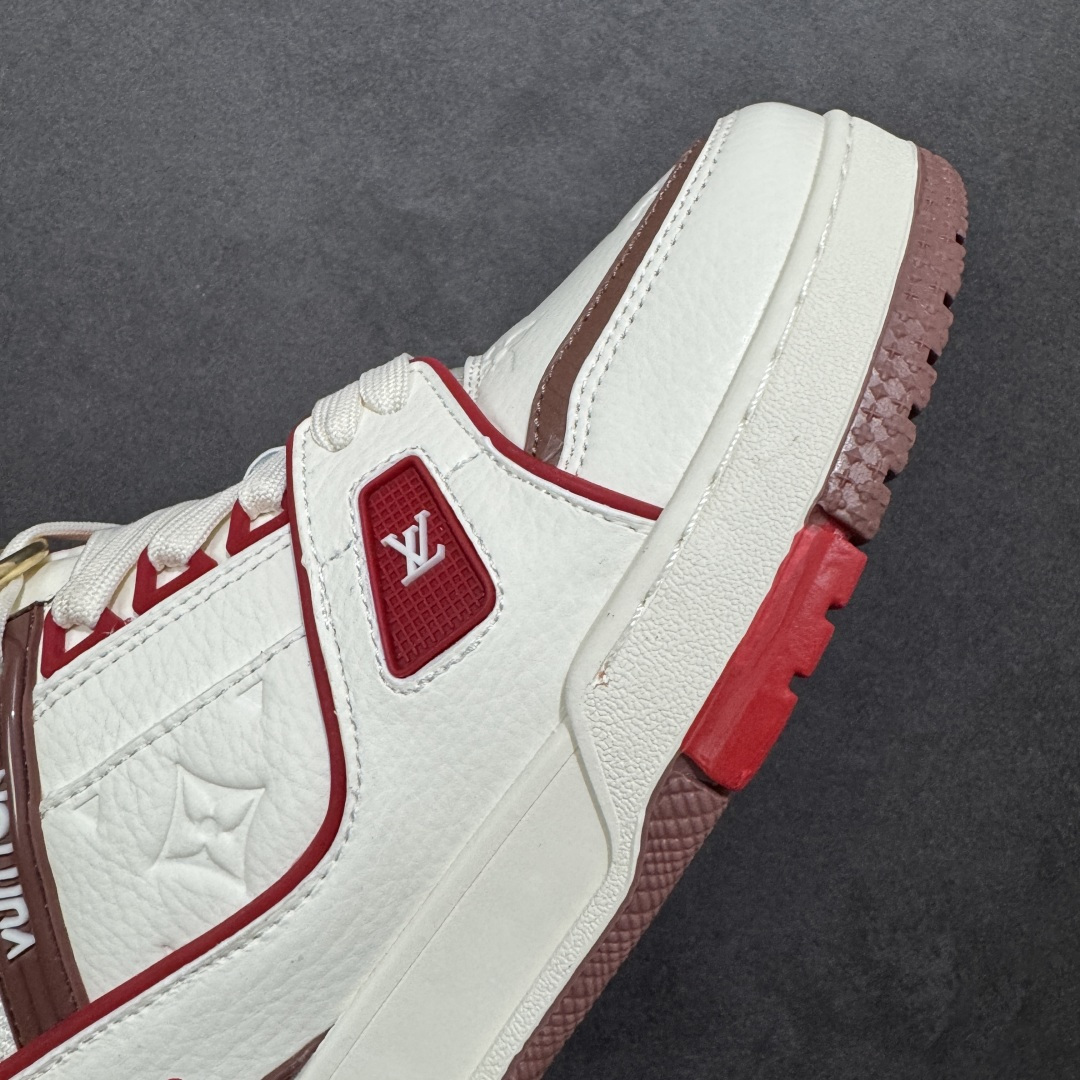 图片[5]-【纯原版】中国红礼盒 Louis Vuitton Trainer 路易威登LV 低帮 马年限定 白金色 驴牌圆头字母签名皮革低邦时尚板鞋运动鞋系列 采用圆头系带设计，简约大方，清新又不失奢华感，独特造型轻松吸引众人目光。鞋面由顶级材质精心打造，质感细腻柔软，彰显卓越品质；作为男装艺术总监Virgil Abloh的挚爱作品，LV Trainer运动鞋此次取材MonogramL压纹小牛皮，搭配点缀Monograma花卉的创新注胶外底。 原楦原纸版开模，鞋型立体饱满 零毛边、零溢胶、零线头瑕疵 细节与原版一致 区分市面通货 多层叠片＋电脑针车，针距密度一致 Monogram浮雕＋3D高频压纹 多密度发泡中底：支撑回弹媲美专柜 原装橡胶大底：含胶量高、纹路深、双拼接零偏差 ZP级原装包装：专柜款鞋盒＋防尘袋＋说明书 货号：AE5U3BM161N355 尺码：36 37 38 39 40 41 42 43 44 45-选品中心