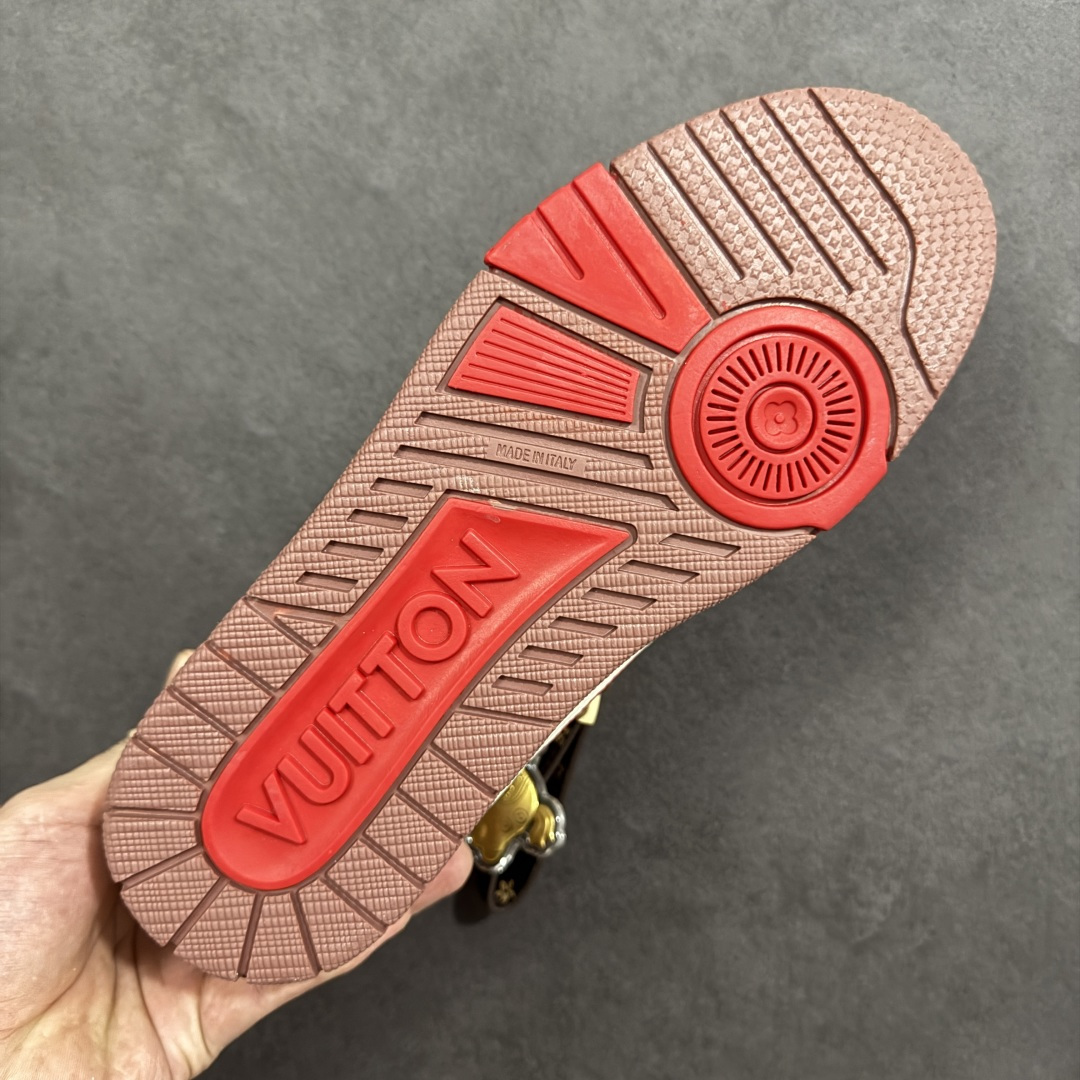 图片[9]-【纯原版】中国红礼盒 Louis Vuitton Trainer 路易威登LV 低帮 马年限定 白金色 驴牌圆头字母签名皮革低邦时尚板鞋运动鞋系列 采用圆头系带设计，简约大方，清新又不失奢华感，独特造型轻松吸引众人目光。鞋面由顶级材质精心打造，质感细腻柔软，彰显卓越品质；作为男装艺术总监Virgil Abloh的挚爱作品，LV Trainer运动鞋此次取材MonogramL压纹小牛皮，搭配点缀Monograma花卉的创新注胶外底。 原楦原纸版开模，鞋型立体饱满 零毛边、零溢胶、零线头瑕疵 细节与原版一致 区分市面通货 多层叠片＋电脑针车，针距密度一致 Monogram浮雕＋3D高频压纹 多密度发泡中底：支撑回弹媲美专柜 原装橡胶大底：含胶量高、纹路深、双拼接零偏差 ZP级原装包装：专柜款鞋盒＋防尘袋＋说明书 货号：AE5U3BM161N355 尺码：36 37 38 39 40 41 42 43 44 45-选品中心
