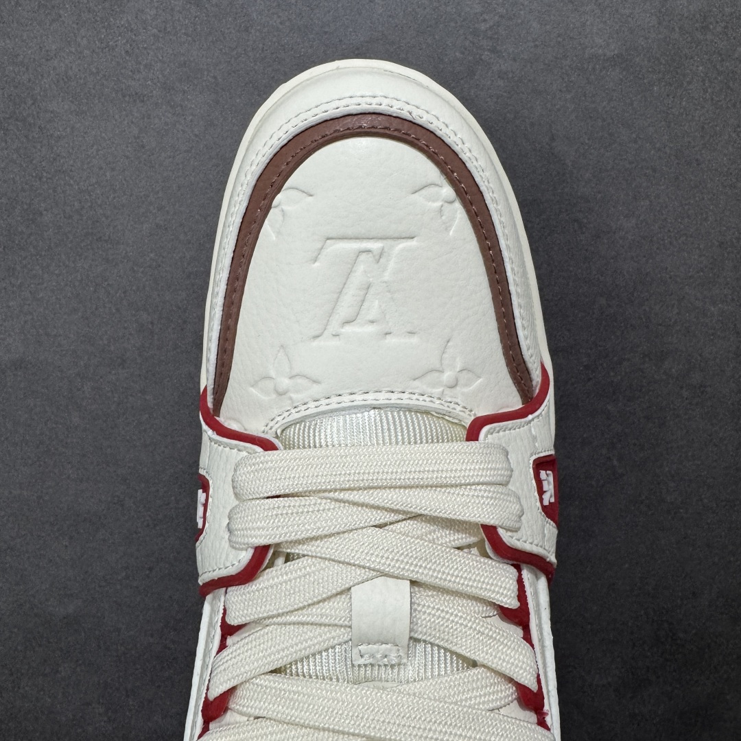 图片[8]-【纯原版】中国红礼盒 Louis Vuitton Trainer 路易威登LV 低帮 马年限定 白金色 驴牌圆头字母签名皮革低邦时尚板鞋运动鞋系列 采用圆头系带设计，简约大方，清新又不失奢华感，独特造型轻松吸引众人目光。鞋面由顶级材质精心打造，质感细腻柔软，彰显卓越品质；作为男装艺术总监Virgil Abloh的挚爱作品，LV Trainer运动鞋此次取材MonogramL压纹小牛皮，搭配点缀Monograma花卉的创新注胶外底。 原楦原纸版开模，鞋型立体饱满 零毛边、零溢胶、零线头瑕疵 细节与原版一致 区分市面通货 多层叠片＋电脑针车，针距密度一致 Monogram浮雕＋3D高频压纹 多密度发泡中底：支撑回弹媲美专柜 原装橡胶大底：含胶量高、纹路深、双拼接零偏差 ZP级原装包装：专柜款鞋盒＋防尘袋＋说明书 货号：AE5U3BM161N355 尺码：36 37 38 39 40 41 42 43 44 45-选品中心