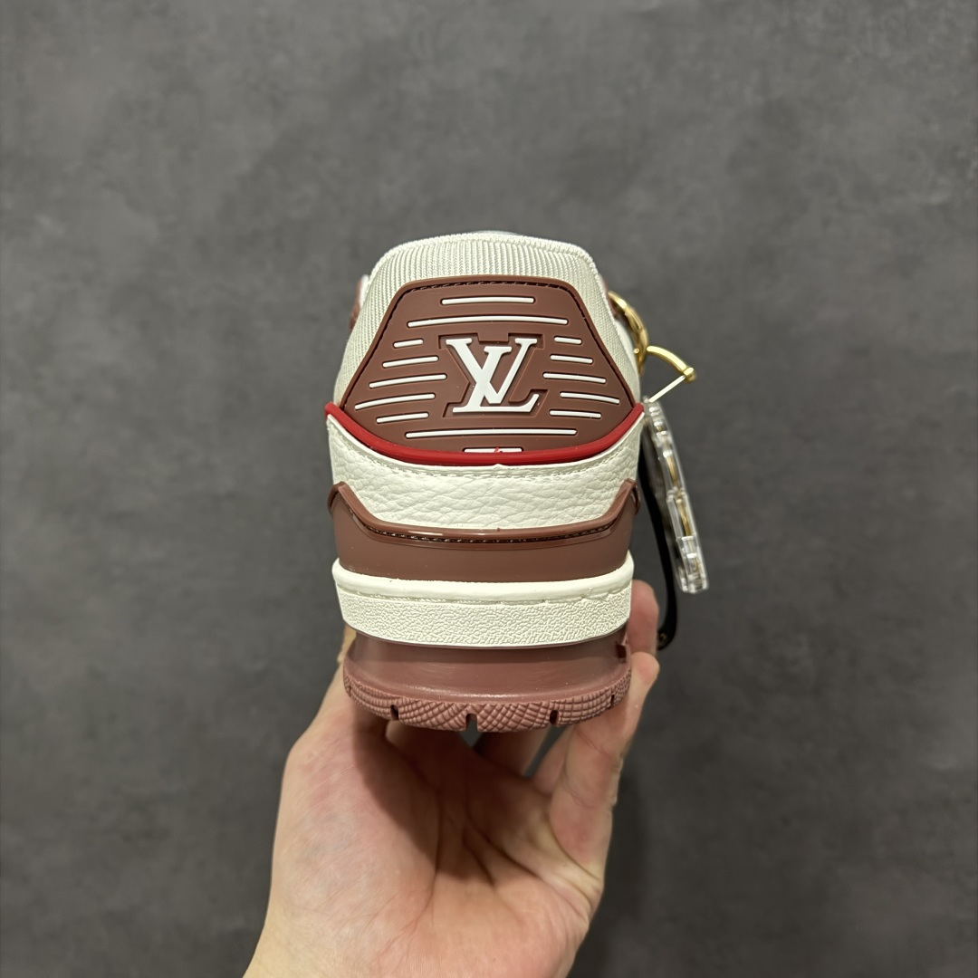 图片[4]-【纯原版】中国红礼盒 Louis Vuitton Trainer 路易威登LV 低帮 马年限定 白金色 驴牌圆头字母签名皮革低邦时尚板鞋运动鞋系列 采用圆头系带设计，简约大方，清新又不失奢华感，独特造型轻松吸引众人目光。鞋面由顶级材质精心打造，质感细腻柔软，彰显卓越品质；作为男装艺术总监Virgil Abloh的挚爱作品，LV Trainer运动鞋此次取材MonogramL压纹小牛皮，搭配点缀Monograma花卉的创新注胶外底。 原楦原纸版开模，鞋型立体饱满 零毛边、零溢胶、零线头瑕疵 细节与原版一致 区分市面通货 多层叠片＋电脑针车，针距密度一致 Monogram浮雕＋3D高频压纹 多密度发泡中底：支撑回弹媲美专柜 原装橡胶大底：含胶量高、纹路深、双拼接零偏差 ZP级原装包装：专柜款鞋盒＋防尘袋＋说明书 货号：AE5U3BM161N355 尺码：36 37 38 39 40 41 42 43 44 45-选品中心