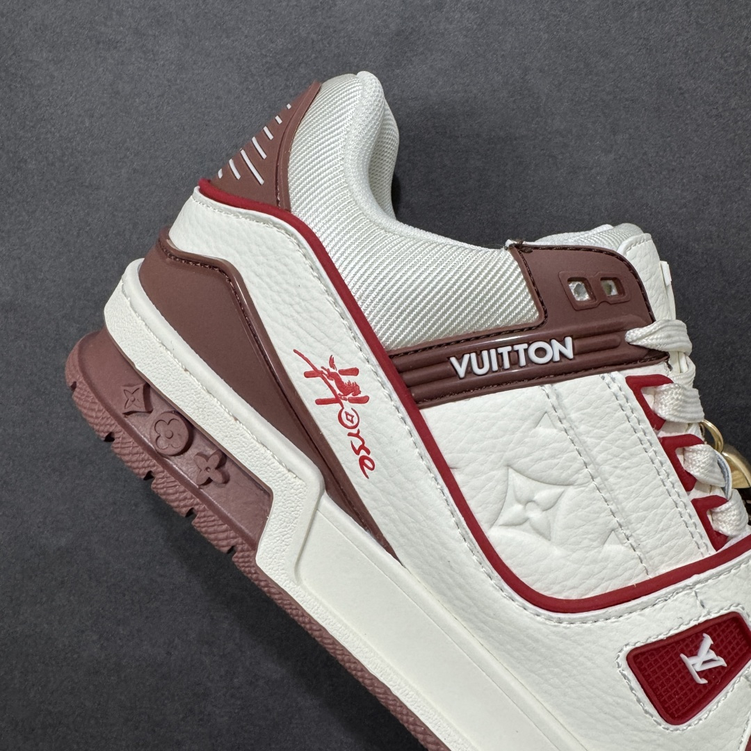 图片[6]-【纯原版】中国红礼盒 Louis Vuitton Trainer 路易威登LV 低帮 马年限定 白金色 驴牌圆头字母签名皮革低邦时尚板鞋运动鞋系列 采用圆头系带设计，简约大方，清新又不失奢华感，独特造型轻松吸引众人目光。鞋面由顶级材质精心打造，质感细腻柔软，彰显卓越品质；作为男装艺术总监Virgil Abloh的挚爱作品，LV Trainer运动鞋此次取材MonogramL压纹小牛皮，搭配点缀Monograma花卉的创新注胶外底。 原楦原纸版开模，鞋型立体饱满 零毛边、零溢胶、零线头瑕疵 细节与原版一致 区分市面通货 多层叠片＋电脑针车，针距密度一致 Monogram浮雕＋3D高频压纹 多密度发泡中底：支撑回弹媲美专柜 原装橡胶大底：含胶量高、纹路深、双拼接零偏差 ZP级原装包装：专柜款鞋盒＋防尘袋＋说明书 货号：AE5U3BM161N355 尺码：36 37 38 39 40 41 42 43 44 45-选品中心