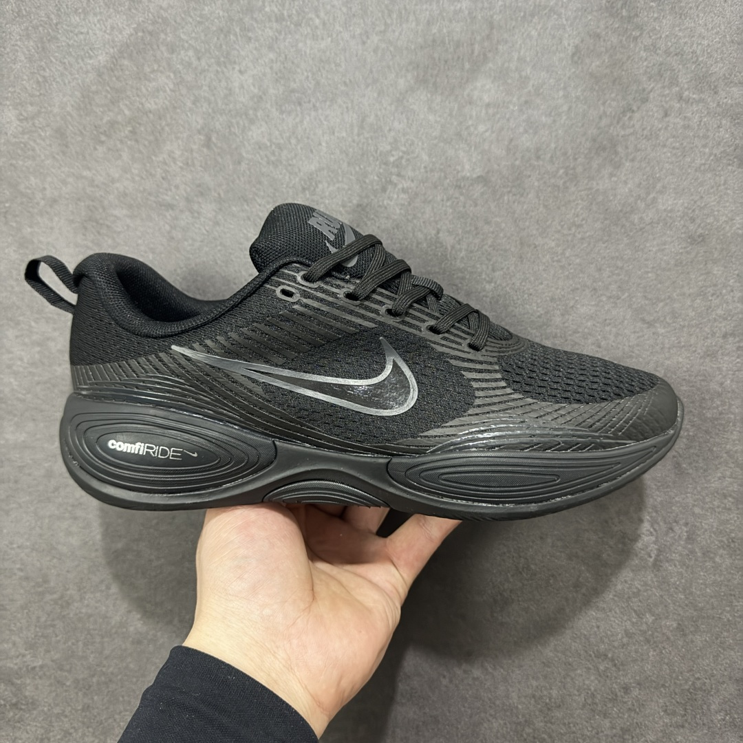 【公司级】NIKE COMFIRIDE 透气防震运动跑步鞋 搭载柔软厚实的 ComfiRide 泡绵缓震配置，助你征服充满挑战的路面，大步流星，微笑前行。该鞋款舒适非凡，让你爱不释脚。织物与合成材质组合鞋面，帮助双足保持稳固。鞋款搭载缓震配置，鞋舌和鞋口融入柔软接触点，缔造出众舒适度。橡胶外底，塑就出色抓地力，助力一路畅跑。 尺码：40-45 货号：DX5886-006-选品中心