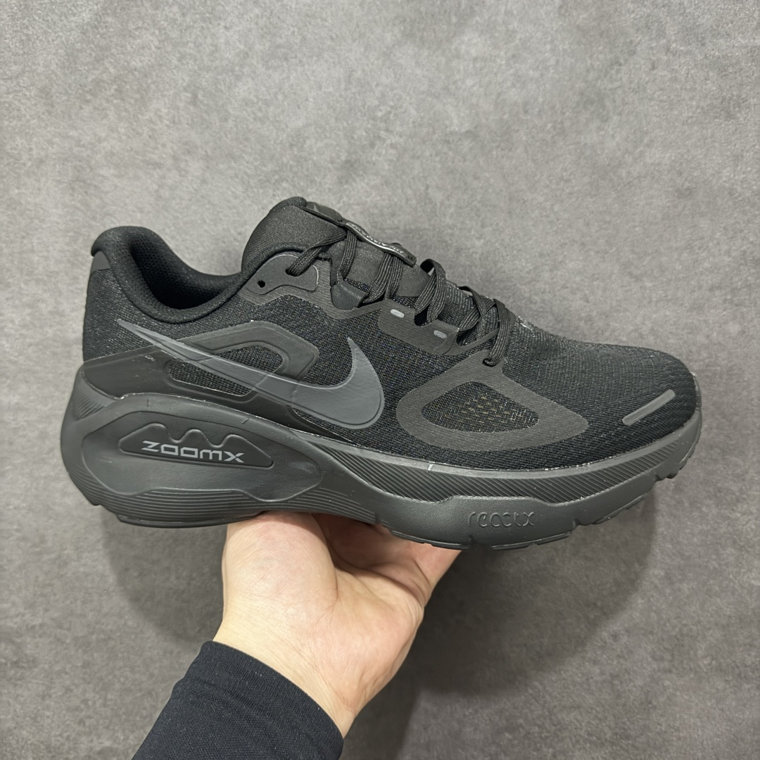 【公司级】Nike Structure PLUS 轻量跑鞋鞋面采用透气工程网眼材质制作。登月 鞋身整体轻盈舒适透气,耐克 简约风格,让日穿的穿搭更时尚。前掌搭载Air Zoom气垫,中底采用泡棉减震科技 货号:HQ3048-102 尺码:40-45-选品中心