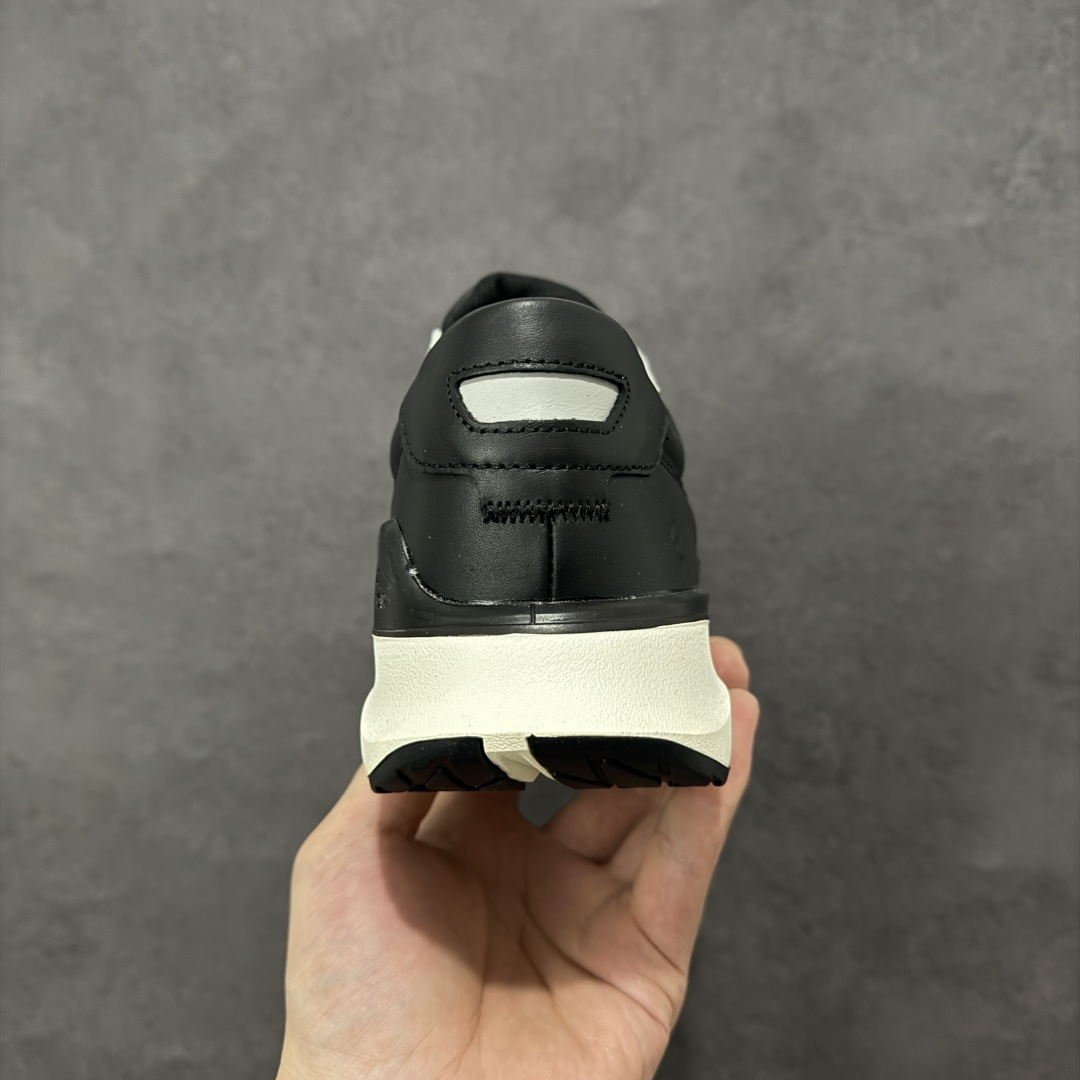 图片[4]-【公司级】Ecco 爱步健步BIOMC 25周年新款百搭跑步健身鞋   #鞋面采用迪尼玛牛皮，轻盈柔韧耐磨，提供抗撕裂性能 自然律动科技，符合人体工学鞋楦，贴近足部形态 穿着更舒适 直接注塑工艺连接鞋面与鞋底，一体成型，合脚稳固 橡胶外底适应多种地形，抓地耐磨，稳定支撑 完美平衡颜值与性能，拓展穿搭可能性 都市探索 步履悠然  货号：875825 尺码：39 40 41 42 43 44-M1-F4-选品中心