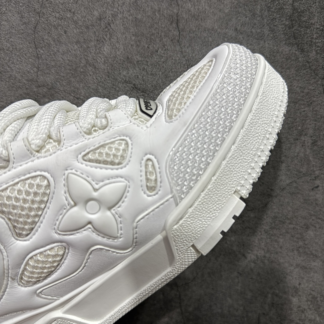 图片[6]-【YS纯原】Louis Vuitton Trainer Skate圆头系带 低帮 时尚板鞋 男女同款 ✦ Trainer Skate 经典轮廓 ✦ 鞋型饱满立体，比例协调，上脚不臃肿 ✦ 鞋面采用荔枝纹头层皮＋粒面头层皮组合 ✦ 皮料细腻扎实，质感稳定耐看 ✦ 草写风格 Louis Vuitton 标志点缀，细节丰富 ✦ 内置超软脚感 EVA 鞋垫 ✦ 后跟耐弯折滴塑支撑片，行走更稳定 ✦ 外置 TPR 光泽组合隔色鞋底，层次分明 ✦ 设计灵感源自复古篮球鞋 ✦ 由 Virgil Abloh 操刀打造 ✦ 黑白主色调搭配亮色细节，百搭不挑风格 ✦ 升级厚实抽屉礼品鞋盒 ✦ 双礼盒 含包装说明书、防尘布袋 尺码：35–47-选品中心