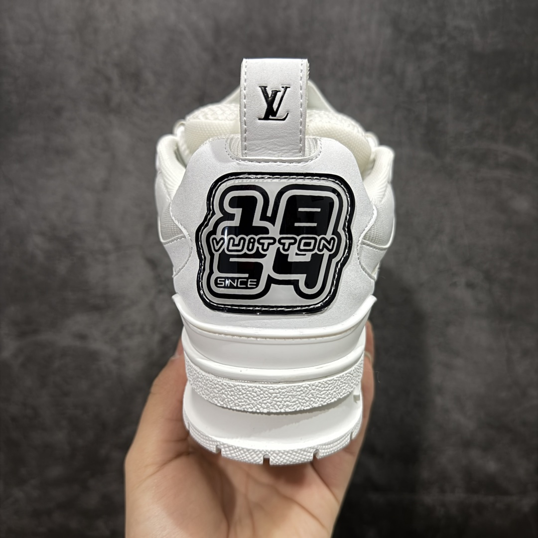 图片[4]-【YS纯原】Louis Vuitton Trainer Skate圆头系带 低帮 时尚板鞋 男女同款 ✦ Trainer Skate 经典轮廓 ✦ 鞋型饱满立体，比例协调，上脚不臃肿 ✦ 鞋面采用荔枝纹头层皮＋粒面头层皮组合 ✦ 皮料细腻扎实，质感稳定耐看 ✦ 草写风格 Louis Vuitton 标志点缀，细节丰富 ✦ 内置超软脚感 EVA 鞋垫 ✦ 后跟耐弯折滴塑支撑片，行走更稳定 ✦ 外置 TPR 光泽组合隔色鞋底，层次分明 ✦ 设计灵感源自复古篮球鞋 ✦ 由 Virgil Abloh 操刀打造 ✦ 黑白主色调搭配亮色细节，百搭不挑风格 ✦ 升级厚实抽屉礼品鞋盒 ✦ 双礼盒 含包装说明书、防尘布袋 尺码：35–47-选品中心