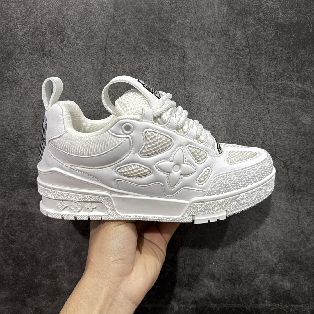 【YS纯原】Louis Vuitton Trainer Skate圆头系带 低帮 时尚板鞋 男女同款 ✦ Trainer Skate 经典轮廓 ✦ 鞋型饱满立体，比例协调，上脚不臃肿 ✦ 鞋面采用荔枝纹头层皮＋粒面头层皮组合 ✦ 皮料细腻扎实，质感稳定耐看 ✦ 草写风格 Louis Vuitton 标志点缀，细节丰富 ✦ 内置超软脚感 EVA 鞋垫 ✦ 后跟耐弯折滴塑支撑片，行走更稳定 ✦ 外置 TPR 光泽组合隔色鞋底，层次分明 ✦ 设计灵感源自复古篮球鞋 ✦ 由 Virgil Abloh 操刀打造 ✦ 黑白主色调搭配亮色细节，百搭不挑风格 ✦ 升级厚实抽屉礼品鞋盒 ✦ 双礼盒 含包装说明书、防尘布袋 尺码：35–47-选品中心