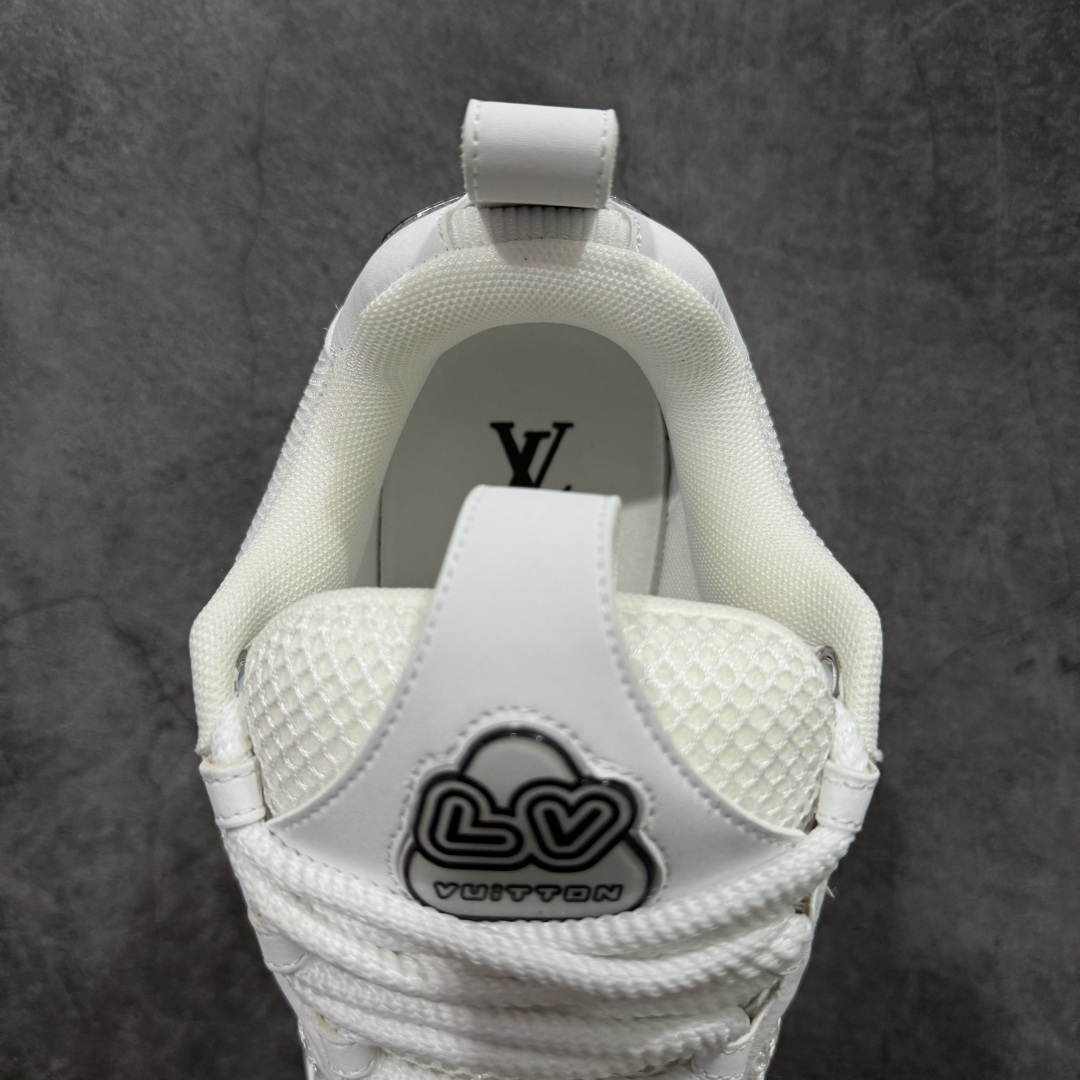 图片[8]-【YS纯原】Louis Vuitton Trainer Skate圆头系带 低帮 时尚板鞋 男女同款 ✦ Trainer Skate 经典轮廓 ✦ 鞋型饱满立体，比例协调，上脚不臃肿 ✦ 鞋面采用荔枝纹头层皮＋粒面头层皮组合 ✦ 皮料细腻扎实，质感稳定耐看 ✦ 草写风格 Louis Vuitton 标志点缀，细节丰富 ✦ 内置超软脚感 EVA 鞋垫 ✦ 后跟耐弯折滴塑支撑片，行走更稳定 ✦ 外置 TPR 光泽组合隔色鞋底，层次分明 ✦ 设计灵感源自复古篮球鞋 ✦ 由 Virgil Abloh 操刀打造 ✦ 黑白主色调搭配亮色细节，百搭不挑风格 ✦ 升级厚实抽屉礼品鞋盒 ✦ 双礼盒 含包装说明书、防尘布袋 尺码：35–47-选品中心