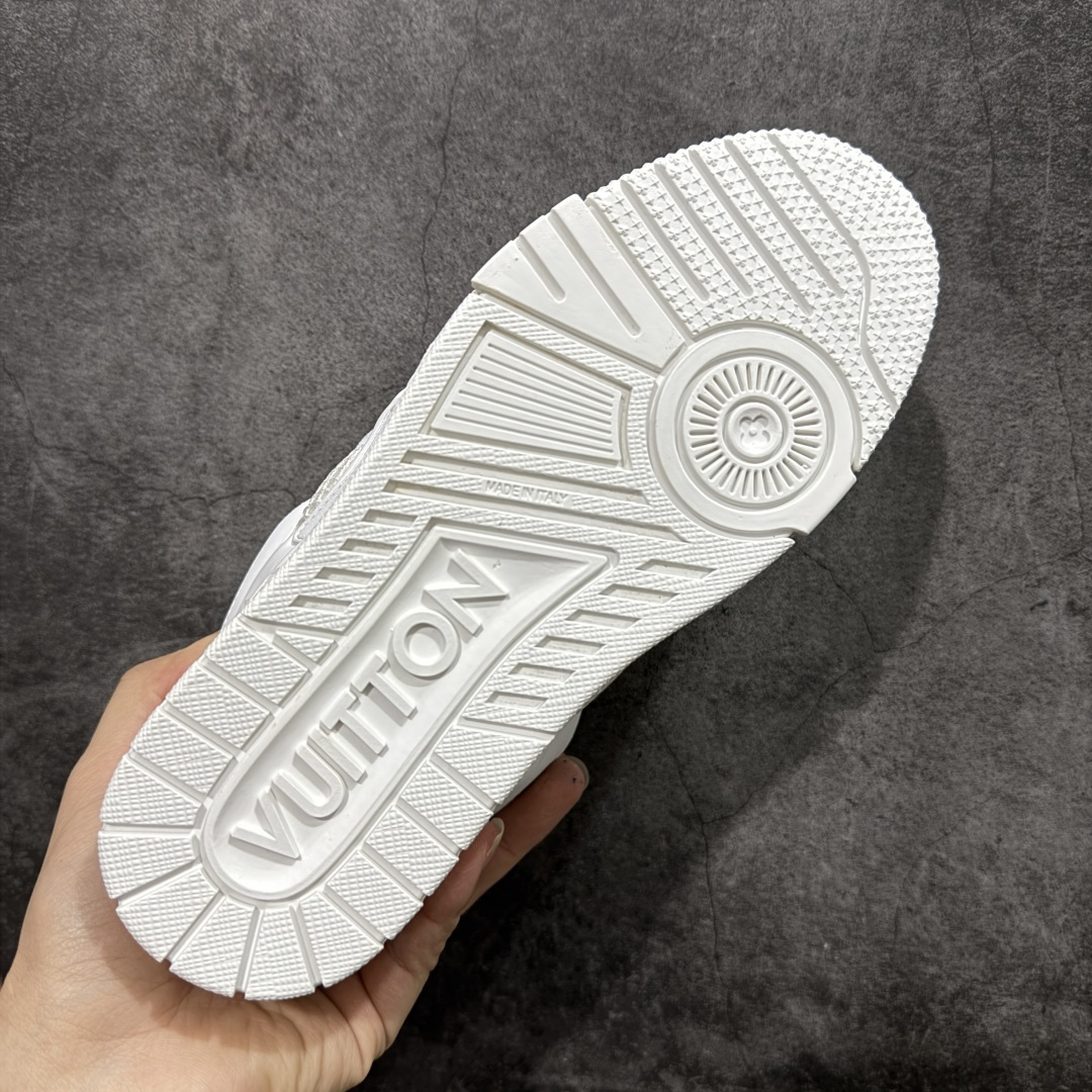 图片[9]-【YS纯原】Louis Vuitton Trainer Skate圆头系带 低帮 时尚板鞋 男女同款 ✦ Trainer Skate 经典轮廓 ✦ 鞋型饱满立体，比例协调，上脚不臃肿 ✦ 鞋面采用荔枝纹头层皮＋粒面头层皮组合 ✦ 皮料细腻扎实，质感稳定耐看 ✦ 草写风格 Louis Vuitton 标志点缀，细节丰富 ✦ 内置超软脚感 EVA 鞋垫 ✦ 后跟耐弯折滴塑支撑片，行走更稳定 ✦ 外置 TPR 光泽组合隔色鞋底，层次分明 ✦ 设计灵感源自复古篮球鞋 ✦ 由 Virgil Abloh 操刀打造 ✦ 黑白主色调搭配亮色细节，百搭不挑风格 ✦ 升级厚实抽屉礼品鞋盒 ✦ 双礼盒 含包装说明书、防尘布袋 尺码：35–47-选品中心