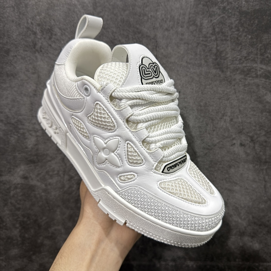 图片[3]-【YS纯原】Louis Vuitton Trainer Skate圆头系带 低帮 时尚板鞋 男女同款 ✦ Trainer Skate 经典轮廓 ✦ 鞋型饱满立体，比例协调，上脚不臃肿 ✦ 鞋面采用荔枝纹头层皮＋粒面头层皮组合 ✦ 皮料细腻扎实，质感稳定耐看 ✦ 草写风格 Louis Vuitton 标志点缀，细节丰富 ✦ 内置超软脚感 EVA 鞋垫 ✦ 后跟耐弯折滴塑支撑片，行走更稳定 ✦ 外置 TPR 光泽组合隔色鞋底，层次分明 ✦ 设计灵感源自复古篮球鞋 ✦ 由 Virgil Abloh 操刀打造 ✦ 黑白主色调搭配亮色细节，百搭不挑风格 ✦ 升级厚实抽屉礼品鞋盒 ✦ 双礼盒 含包装说明书、防尘布袋 尺码：35–47-选品中心