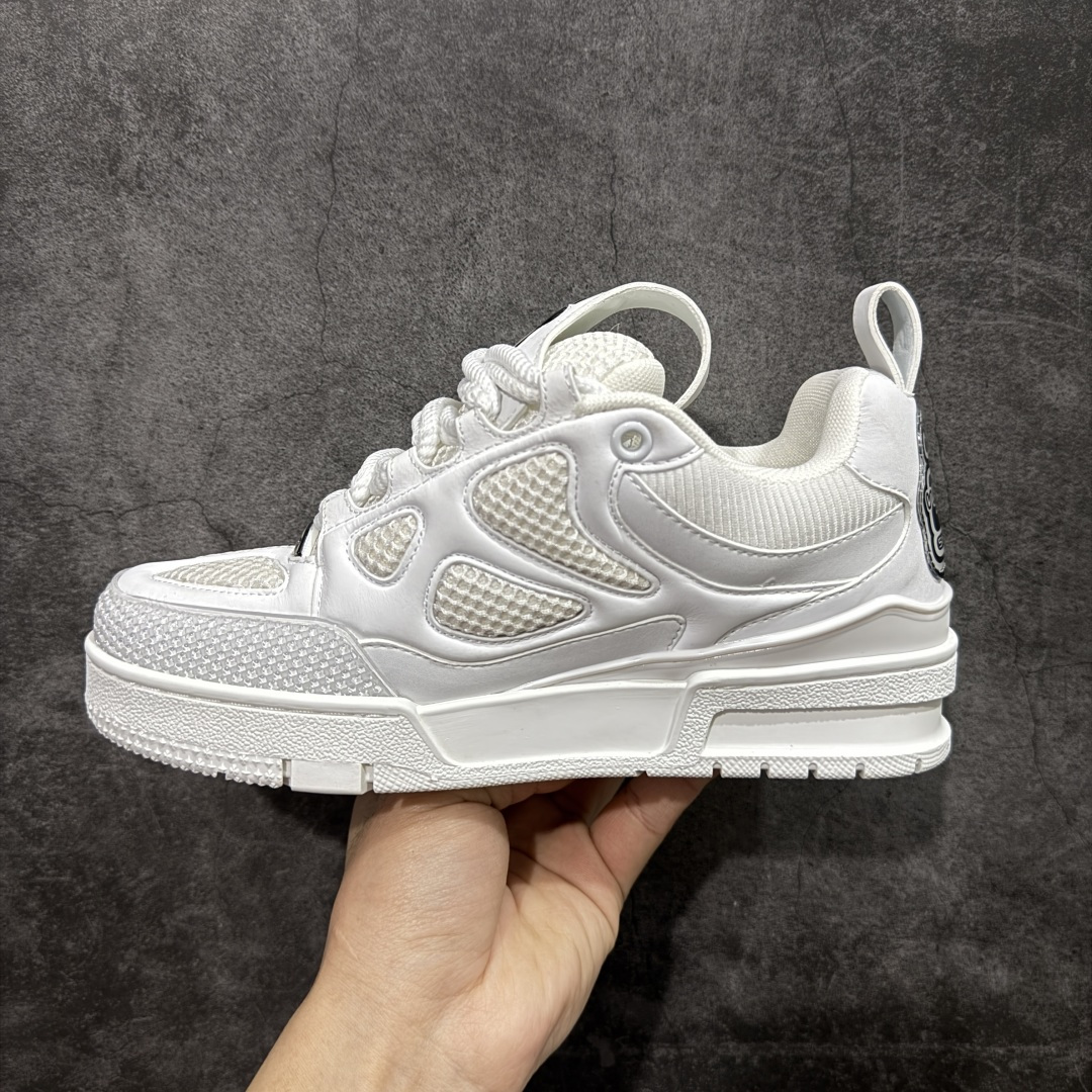 图片[2]-【YS纯原】Louis Vuitton Trainer Skate圆头系带 低帮 时尚板鞋 男女同款 ✦ Trainer Skate 经典轮廓 ✦ 鞋型饱满立体，比例协调，上脚不臃肿 ✦ 鞋面采用荔枝纹头层皮＋粒面头层皮组合 ✦ 皮料细腻扎实，质感稳定耐看 ✦ 草写风格 Louis Vuitton 标志点缀，细节丰富 ✦ 内置超软脚感 EVA 鞋垫 ✦ 后跟耐弯折滴塑支撑片，行走更稳定 ✦ 外置 TPR 光泽组合隔色鞋底，层次分明 ✦ 设计灵感源自复古篮球鞋 ✦ 由 Virgil Abloh 操刀打造 ✦ 黑白主色调搭配亮色细节，百搭不挑风格 ✦ 升级厚实抽屉礼品鞋盒 ✦ 双礼盒 含包装说明书、防尘布袋 尺码：35–47-选品中心