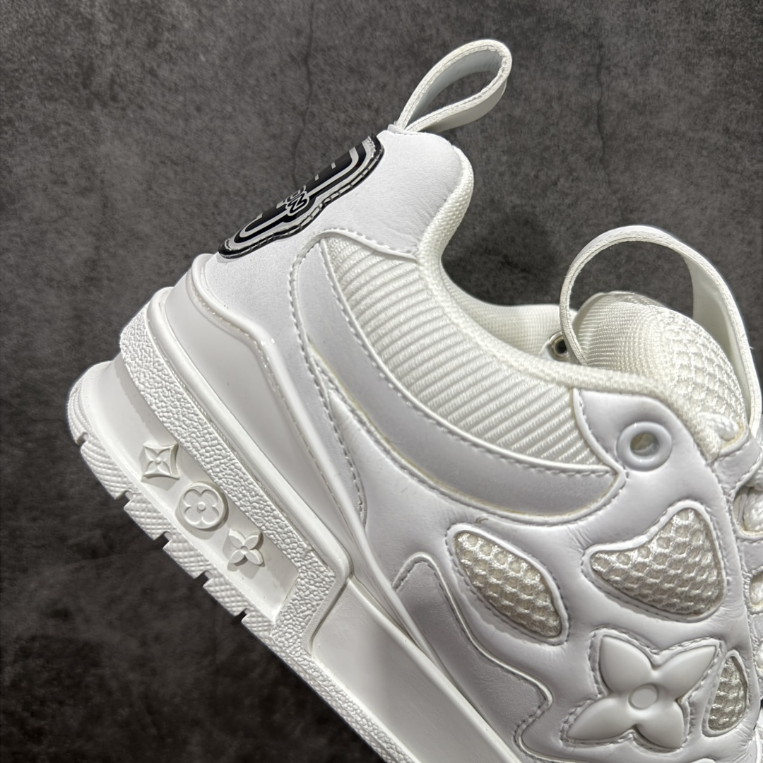 图片[7]-【YS纯原】Louis Vuitton Trainer Skate圆头系带 低帮 时尚板鞋 男女同款 ✦ Trainer Skate 经典轮廓 ✦ 鞋型饱满立体，比例协调，上脚不臃肿 ✦ 鞋面采用荔枝纹头层皮＋粒面头层皮组合 ✦ 皮料细腻扎实，质感稳定耐看 ✦ 草写风格 Louis Vuitton 标志点缀，细节丰富 ✦ 内置超软脚感 EVA 鞋垫 ✦ 后跟耐弯折滴塑支撑片，行走更稳定 ✦ 外置 TPR 光泽组合隔色鞋底，层次分明 ✦ 设计灵感源自复古篮球鞋 ✦ 由 Virgil Abloh 操刀打造 ✦ 黑白主色调搭配亮色细节，百搭不挑风格 ✦ 升级厚实抽屉礼品鞋盒 ✦ 双礼盒 含包装说明书、防尘布袋 尺码：35–47-选品中心