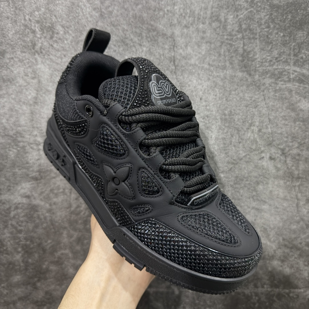 图片[3]-【YS纯原】Louis Vuitton Trainer Skate圆头系带 低帮 时尚板鞋 男女同款 ✦ Trainer Skate 经典轮廓 ✦ 鞋型饱满立体，比例协调，上脚不臃肿 ✦ 鞋面采用荔枝纹头层皮＋粒面头层皮组合 ✦ 皮料细腻扎实，质感稳定耐看 ✦ 草写风格 Louis Vuitton 标志点缀，细节丰富 ✦ 内置超软脚感 EVA 鞋垫 ✦ 后跟耐弯折滴塑支撑片，行走更稳定 ✦ 外置 TPR 光泽组合隔色鞋底，层次分明 ✦ 设计灵感源自复古篮球鞋 ✦ 由 Virgil Abloh 操刀打造 ✦ 黑白主色调搭配亮色细节，百搭不挑风格 ✦ 升级厚实抽屉礼品鞋盒 ✦ 双礼盒 含包装说明书、防尘布袋 尺码：35–47-选品中心