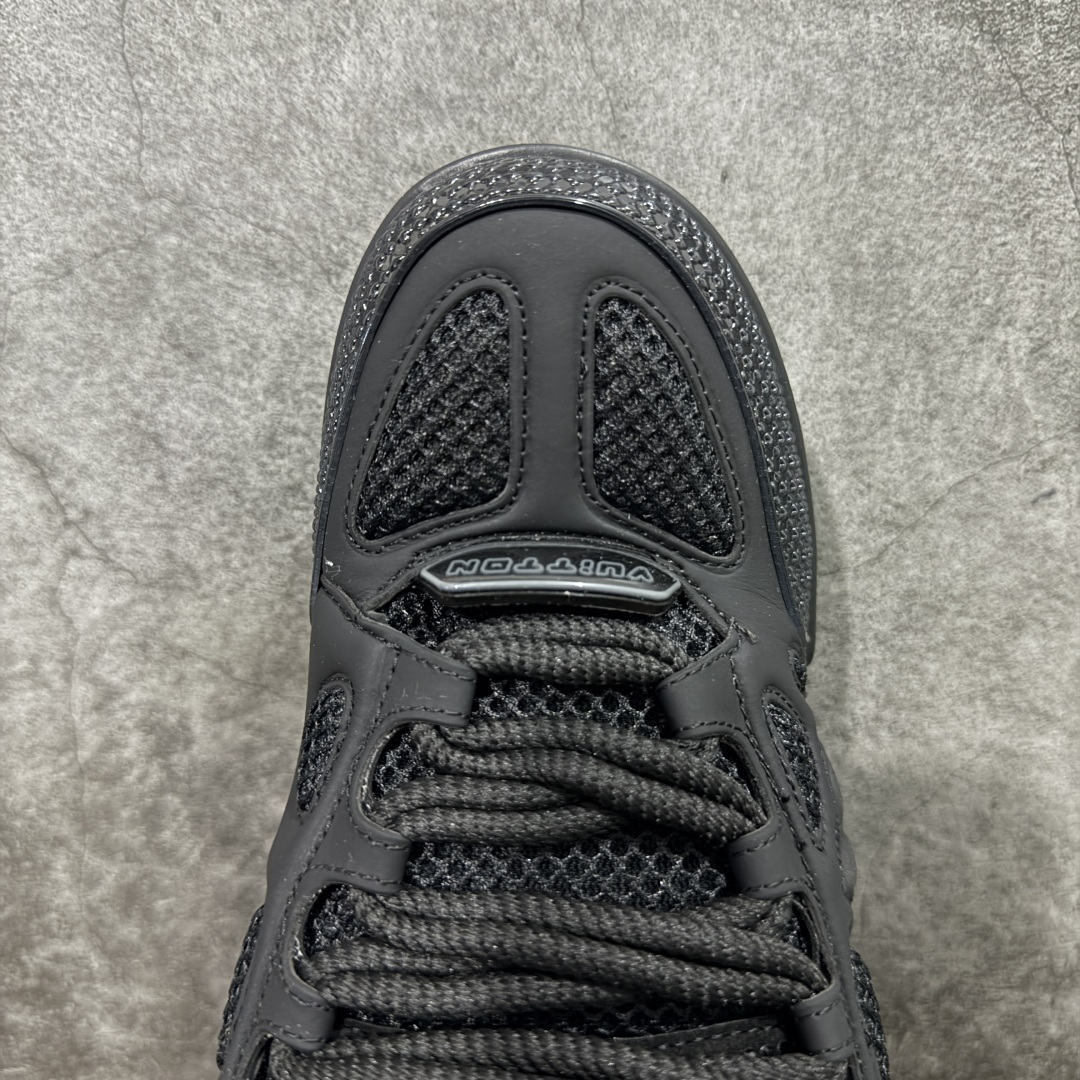 图片[5]-【YS纯原】Louis Vuitton Trainer Skate圆头系带 低帮 时尚板鞋 男女同款 ✦ Trainer Skate 经典轮廓 ✦ 鞋型饱满立体，比例协调，上脚不臃肿 ✦ 鞋面采用荔枝纹头层皮＋粒面头层皮组合 ✦ 皮料细腻扎实，质感稳定耐看 ✦ 草写风格 Louis Vuitton 标志点缀，细节丰富 ✦ 内置超软脚感 EVA 鞋垫 ✦ 后跟耐弯折滴塑支撑片，行走更稳定 ✦ 外置 TPR 光泽组合隔色鞋底，层次分明 ✦ 设计灵感源自复古篮球鞋 ✦ 由 Virgil Abloh 操刀打造 ✦ 黑白主色调搭配亮色细节，百搭不挑风格 ✦ 升级厚实抽屉礼品鞋盒 ✦ 双礼盒 含包装说明书、防尘布袋 尺码：35–47-选品中心