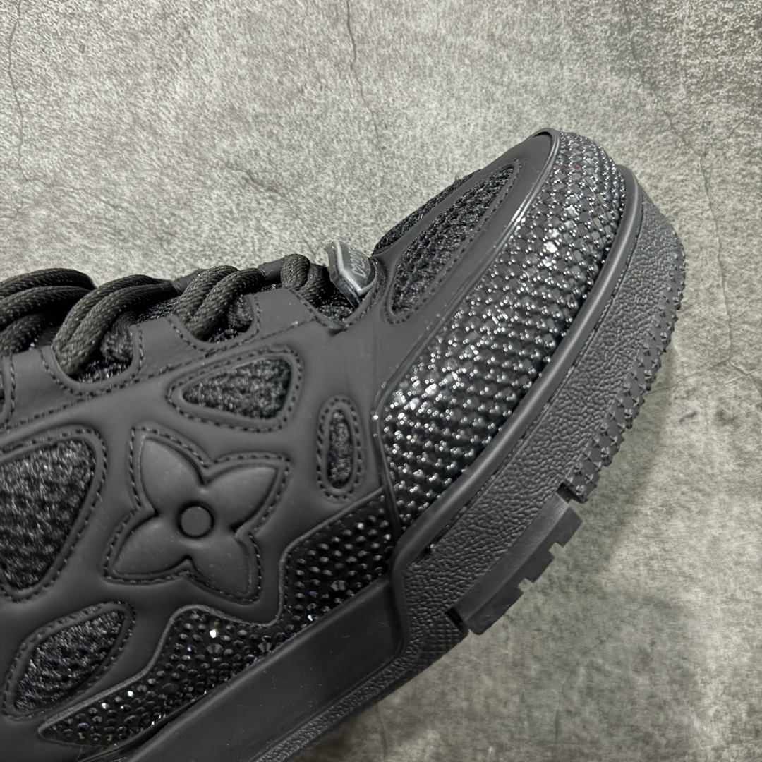 图片[6]-【YS纯原】Louis Vuitton Trainer Skate圆头系带 低帮 时尚板鞋 男女同款 ✦ Trainer Skate 经典轮廓 ✦ 鞋型饱满立体，比例协调，上脚不臃肿 ✦ 鞋面采用荔枝纹头层皮＋粒面头层皮组合 ✦ 皮料细腻扎实，质感稳定耐看 ✦ 草写风格 Louis Vuitton 标志点缀，细节丰富 ✦ 内置超软脚感 EVA 鞋垫 ✦ 后跟耐弯折滴塑支撑片，行走更稳定 ✦ 外置 TPR 光泽组合隔色鞋底，层次分明 ✦ 设计灵感源自复古篮球鞋 ✦ 由 Virgil Abloh 操刀打造 ✦ 黑白主色调搭配亮色细节，百搭不挑风格 ✦ 升级厚实抽屉礼品鞋盒 ✦ 双礼盒 含包装说明书、防尘布袋 尺码：35–47-选品中心