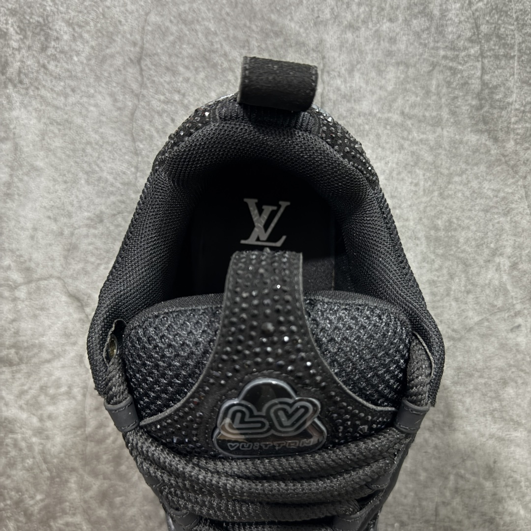 图片[8]-【YS纯原】Louis Vuitton Trainer Skate圆头系带 低帮 时尚板鞋 男女同款 ✦ Trainer Skate 经典轮廓 ✦ 鞋型饱满立体，比例协调，上脚不臃肿 ✦ 鞋面采用荔枝纹头层皮＋粒面头层皮组合 ✦ 皮料细腻扎实，质感稳定耐看 ✦ 草写风格 Louis Vuitton 标志点缀，细节丰富 ✦ 内置超软脚感 EVA 鞋垫 ✦ 后跟耐弯折滴塑支撑片，行走更稳定 ✦ 外置 TPR 光泽组合隔色鞋底，层次分明 ✦ 设计灵感源自复古篮球鞋 ✦ 由 Virgil Abloh 操刀打造 ✦ 黑白主色调搭配亮色细节，百搭不挑风格 ✦ 升级厚实抽屉礼品鞋盒 ✦ 双礼盒 含包装说明书、防尘布袋 尺码：35–47-选品中心