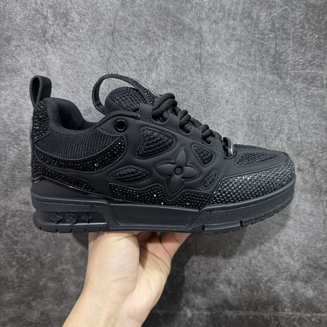 【YS纯原】Louis Vuitton Trainer Skate圆头系带 低帮 时尚板鞋 男女同款 ✦ Trainer Skate 经典轮廓 ✦ 鞋型饱满立体，比例协调，上脚不臃肿 ✦ 鞋面采用荔枝纹头层皮＋粒面头层皮组合 ✦ 皮料细腻扎实，质感稳定耐看 ✦ 草写风格 Louis Vuitton 标志点缀，细节丰富 ✦ 内置超软脚感 EVA 鞋垫 ✦ 后跟耐弯折滴塑支撑片，行走更稳定 ✦ 外置 TPR 光泽组合隔色鞋底，层次分明 ✦ 设计灵感源自复古篮球鞋 ✦ 由 Virgil Abloh 操刀打造 ✦ 黑白主色调搭配亮色细节，百搭不挑风格 ✦ 升级厚实抽屉礼品鞋盒 ✦ 双礼盒 含包装说明书、防尘布袋 尺码：35–47-选品中心