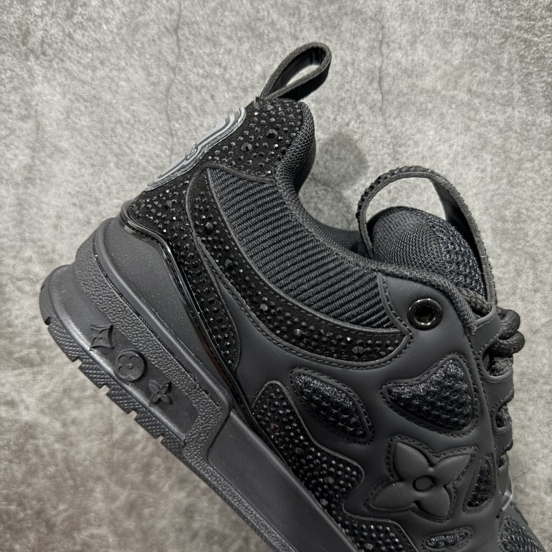 图片[7]-【YS纯原】Louis Vuitton Trainer Skate圆头系带 低帮 时尚板鞋 男女同款 ✦ Trainer Skate 经典轮廓 ✦ 鞋型饱满立体，比例协调，上脚不臃肿 ✦ 鞋面采用荔枝纹头层皮＋粒面头层皮组合 ✦ 皮料细腻扎实，质感稳定耐看 ✦ 草写风格 Louis Vuitton 标志点缀，细节丰富 ✦ 内置超软脚感 EVA 鞋垫 ✦ 后跟耐弯折滴塑支撑片，行走更稳定 ✦ 外置 TPR 光泽组合隔色鞋底，层次分明 ✦ 设计灵感源自复古篮球鞋 ✦ 由 Virgil Abloh 操刀打造 ✦ 黑白主色调搭配亮色细节，百搭不挑风格 ✦ 升级厚实抽屉礼品鞋盒 ✦ 双礼盒 含包装说明书、防尘布袋 尺码：35–47-选品中心