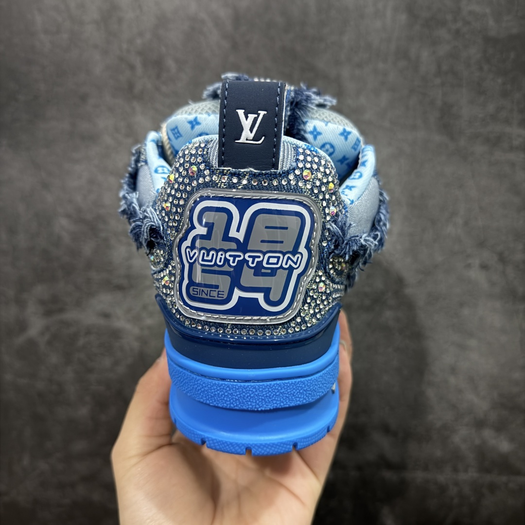 图片[4]-【YS纯原】Louis Vuitton Trainer Skate圆头系带 低帮 时尚板鞋 男女同款 ✦ Trainer Skate 经典轮廓 ✦ 鞋型饱满立体，比例协调，上脚不臃肿 ✦ 鞋面采用荔枝纹头层皮＋粒面头层皮组合 ✦ 皮料细腻扎实，质感稳定耐看 ✦ 草写风格 Louis Vuitton 标志点缀，细节丰富 ✦ 内置超软脚感 EVA 鞋垫 ✦ 后跟耐弯折滴塑支撑片，行走更稳定 ✦ 外置 TPR 光泽组合隔色鞋底，层次分明 ✦ 设计灵感源自复古篮球鞋 ✦ 由 Virgil Abloh 操刀打造 ✦ 黑白主色调搭配亮色细节，百搭不挑风格 ✦ 升级厚实抽屉礼品鞋盒 ✦ 双礼盒 含包装说明书、防尘布袋 尺码：35–47-选品中心