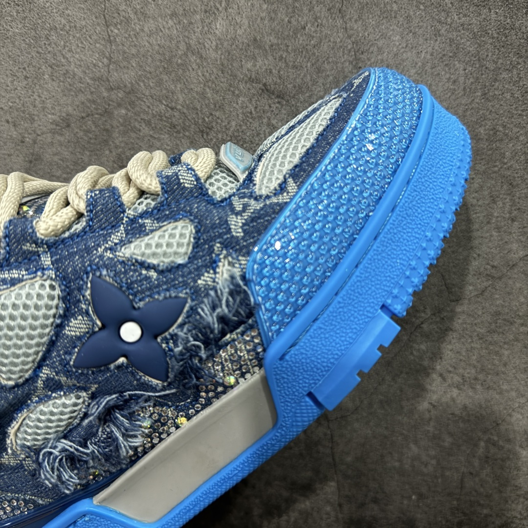 图片[6]-【YS纯原】Louis Vuitton Trainer Skate圆头系带 低帮 时尚板鞋 男女同款 ✦ Trainer Skate 经典轮廓 ✦ 鞋型饱满立体，比例协调，上脚不臃肿 ✦ 鞋面采用荔枝纹头层皮＋粒面头层皮组合 ✦ 皮料细腻扎实，质感稳定耐看 ✦ 草写风格 Louis Vuitton 标志点缀，细节丰富 ✦ 内置超软脚感 EVA 鞋垫 ✦ 后跟耐弯折滴塑支撑片，行走更稳定 ✦ 外置 TPR 光泽组合隔色鞋底，层次分明 ✦ 设计灵感源自复古篮球鞋 ✦ 由 Virgil Abloh 操刀打造 ✦ 黑白主色调搭配亮色细节，百搭不挑风格 ✦ 升级厚实抽屉礼品鞋盒 ✦ 双礼盒 含包装说明书、防尘布袋 尺码：35–47-选品中心