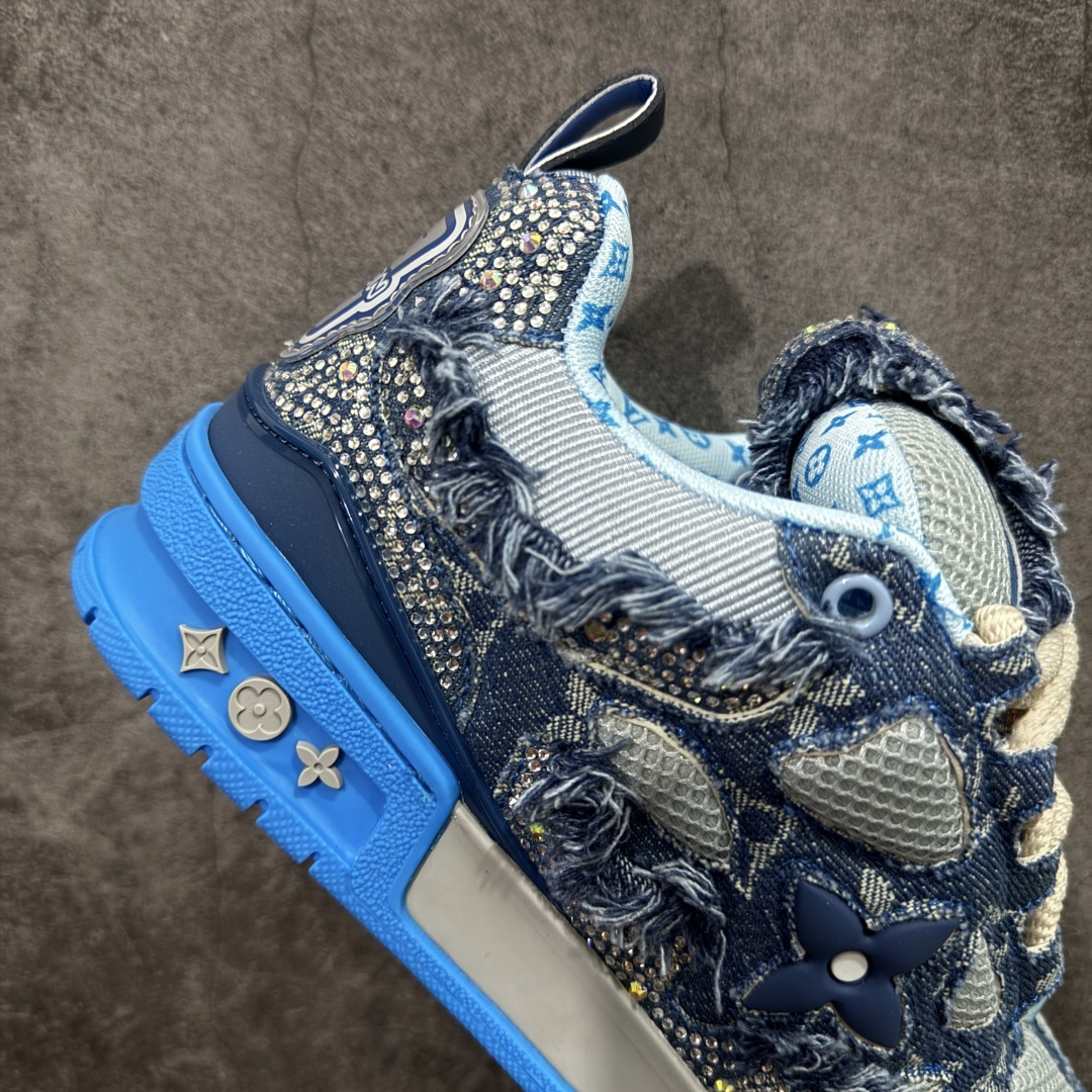 图片[7]-【YS纯原】Louis Vuitton Trainer Skate圆头系带 低帮 时尚板鞋 男女同款 ✦ Trainer Skate 经典轮廓 ✦ 鞋型饱满立体，比例协调，上脚不臃肿 ✦ 鞋面采用荔枝纹头层皮＋粒面头层皮组合 ✦ 皮料细腻扎实，质感稳定耐看 ✦ 草写风格 Louis Vuitton 标志点缀，细节丰富 ✦ 内置超软脚感 EVA 鞋垫 ✦ 后跟耐弯折滴塑支撑片，行走更稳定 ✦ 外置 TPR 光泽组合隔色鞋底，层次分明 ✦ 设计灵感源自复古篮球鞋 ✦ 由 Virgil Abloh 操刀打造 ✦ 黑白主色调搭配亮色细节，百搭不挑风格 ✦ 升级厚实抽屉礼品鞋盒 ✦ 双礼盒 含包装说明书、防尘布袋 尺码：35–47-选品中心