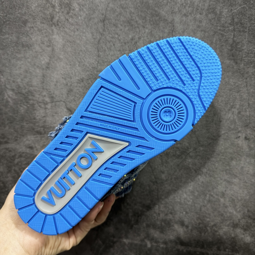 图片[9]-【YS纯原】Louis Vuitton Trainer Skate圆头系带 低帮 时尚板鞋 男女同款 ✦ Trainer Skate 经典轮廓 ✦ 鞋型饱满立体，比例协调，上脚不臃肿 ✦ 鞋面采用荔枝纹头层皮＋粒面头层皮组合 ✦ 皮料细腻扎实，质感稳定耐看 ✦ 草写风格 Louis Vuitton 标志点缀，细节丰富 ✦ 内置超软脚感 EVA 鞋垫 ✦ 后跟耐弯折滴塑支撑片，行走更稳定 ✦ 外置 TPR 光泽组合隔色鞋底，层次分明 ✦ 设计灵感源自复古篮球鞋 ✦ 由 Virgil Abloh 操刀打造 ✦ 黑白主色调搭配亮色细节，百搭不挑风格 ✦ 升级厚实抽屉礼品鞋盒 ✦ 双礼盒 含包装说明书、防尘布袋 尺码：35–47-选品中心