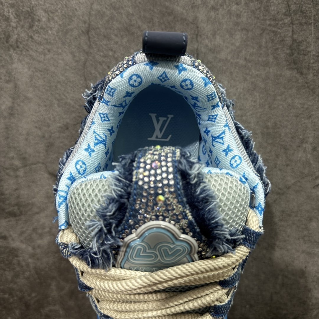 图片[8]-【YS纯原】Louis Vuitton Trainer Skate圆头系带 低帮 时尚板鞋 男女同款 ✦ Trainer Skate 经典轮廓 ✦ 鞋型饱满立体，比例协调，上脚不臃肿 ✦ 鞋面采用荔枝纹头层皮＋粒面头层皮组合 ✦ 皮料细腻扎实，质感稳定耐看 ✦ 草写风格 Louis Vuitton 标志点缀，细节丰富 ✦ 内置超软脚感 EVA 鞋垫 ✦ 后跟耐弯折滴塑支撑片，行走更稳定 ✦ 外置 TPR 光泽组合隔色鞋底，层次分明 ✦ 设计灵感源自复古篮球鞋 ✦ 由 Virgil Abloh 操刀打造 ✦ 黑白主色调搭配亮色细节，百搭不挑风格 ✦ 升级厚实抽屉礼品鞋盒 ✦ 双礼盒 含包装说明书、防尘布袋 尺码：35–47-选品中心
