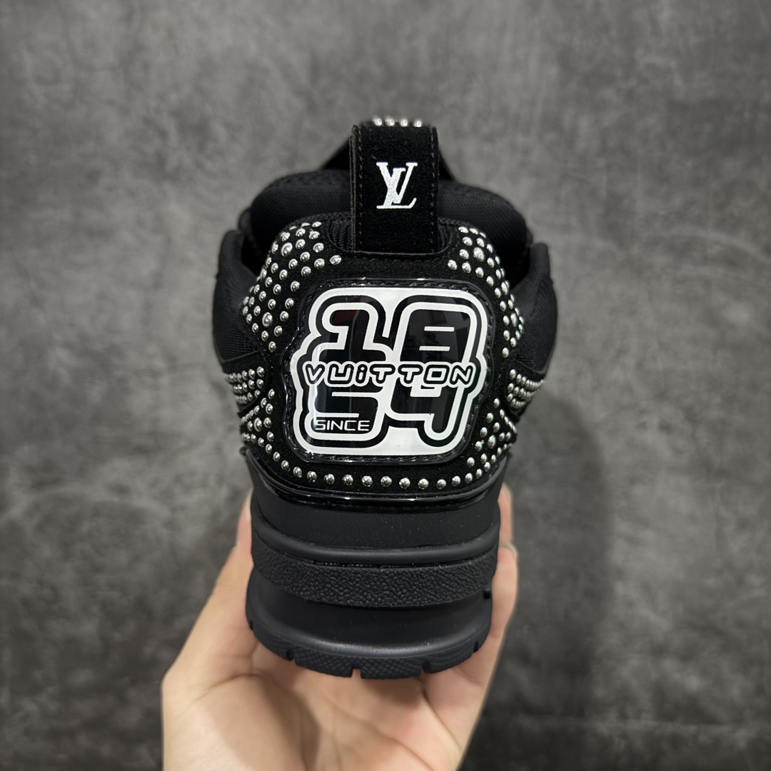 图片[4]-【YS纯原】Louis Vuitton Trainer Skate圆头系带 低帮 时尚板鞋 男女同款 ✦ Trainer Skate 经典轮廓 ✦ 鞋型饱满立体，比例协调，上脚不臃肿 ✦ 鞋面采用荔枝纹头层皮＋粒面头层皮组合 ✦ 皮料细腻扎实，质感稳定耐看 ✦ 草写风格 Louis Vuitton 标志点缀，细节丰富 ✦ 内置超软脚感 EVA 鞋垫 ✦ 后跟耐弯折滴塑支撑片，行走更稳定 ✦ 外置 TPR 光泽组合隔色鞋底，层次分明 ✦ 设计灵感源自复古篮球鞋 ✦ 由 Virgil Abloh 操刀打造 ✦ 黑白主色调搭配亮色细节，百搭不挑风格 ✦ 升级厚实抽屉礼品鞋盒 ✦ 双礼盒 含包装说明书、防尘布袋 尺码：35–47-选品中心