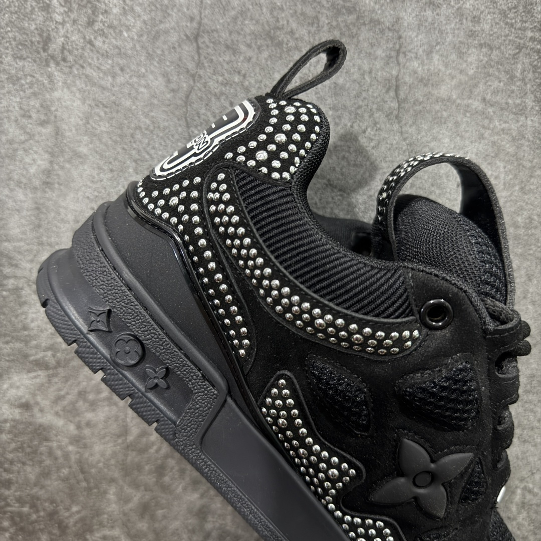 图片[7]-【YS纯原】Louis Vuitton Trainer Skate圆头系带 低帮 时尚板鞋 男女同款 ✦ Trainer Skate 经典轮廓 ✦ 鞋型饱满立体，比例协调，上脚不臃肿 ✦ 鞋面采用荔枝纹头层皮＋粒面头层皮组合 ✦ 皮料细腻扎实，质感稳定耐看 ✦ 草写风格 Louis Vuitton 标志点缀，细节丰富 ✦ 内置超软脚感 EVA 鞋垫 ✦ 后跟耐弯折滴塑支撑片，行走更稳定 ✦ 外置 TPR 光泽组合隔色鞋底，层次分明 ✦ 设计灵感源自复古篮球鞋 ✦ 由 Virgil Abloh 操刀打造 ✦ 黑白主色调搭配亮色细节，百搭不挑风格 ✦ 升级厚实抽屉礼品鞋盒 ✦ 双礼盒 含包装说明书、防尘布袋 尺码：35–47-选品中心