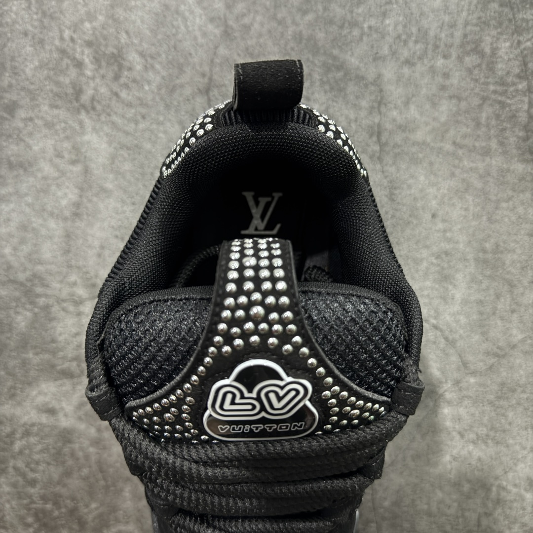 图片[8]-【YS纯原】Louis Vuitton Trainer Skate圆头系带 低帮 时尚板鞋 男女同款 ✦ Trainer Skate 经典轮廓 ✦ 鞋型饱满立体，比例协调，上脚不臃肿 ✦ 鞋面采用荔枝纹头层皮＋粒面头层皮组合 ✦ 皮料细腻扎实，质感稳定耐看 ✦ 草写风格 Louis Vuitton 标志点缀，细节丰富 ✦ 内置超软脚感 EVA 鞋垫 ✦ 后跟耐弯折滴塑支撑片，行走更稳定 ✦ 外置 TPR 光泽组合隔色鞋底，层次分明 ✦ 设计灵感源自复古篮球鞋 ✦ 由 Virgil Abloh 操刀打造 ✦ 黑白主色调搭配亮色细节，百搭不挑风格 ✦ 升级厚实抽屉礼品鞋盒 ✦ 双礼盒 含包装说明书、防尘布袋 尺码：35–47-选品中心