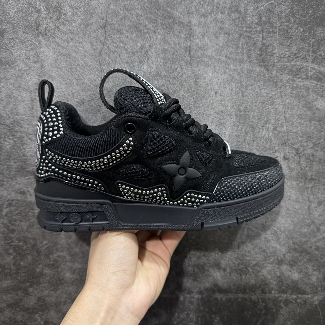 【YS纯原】Louis Vuitton Trainer Skate圆头系带 低帮 时尚板鞋 男女同款 ✦ Trainer Skate 经典轮廓 ✦ 鞋型饱满立体，比例协调，上脚不臃肿 ✦ 鞋面采用荔枝纹头层皮＋粒面头层皮组合 ✦ 皮料细腻扎实，质感稳定耐看 ✦ 草写风格 Louis Vuitton 标志点缀，细节丰富 ✦ 内置超软脚感 EVA 鞋垫 ✦ 后跟耐弯折滴塑支撑片，行走更稳定 ✦ 外置 TPR 光泽组合隔色鞋底，层次分明 ✦ 设计灵感源自复古篮球鞋 ✦ 由 Virgil Abloh 操刀打造 ✦ 黑白主色调搭配亮色细节，百搭不挑风格 ✦ 升级厚实抽屉礼品鞋盒 ✦ 双礼盒 含包装说明书、防尘布袋 尺码：35–47-选品中心