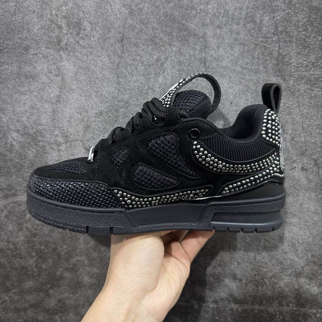 图片[2]-【YS纯原】Louis Vuitton Trainer Skate圆头系带 低帮 时尚板鞋 男女同款 ✦ Trainer Skate 经典轮廓 ✦ 鞋型饱满立体，比例协调，上脚不臃肿 ✦ 鞋面采用荔枝纹头层皮＋粒面头层皮组合 ✦ 皮料细腻扎实，质感稳定耐看 ✦ 草写风格 Louis Vuitton 标志点缀，细节丰富 ✦ 内置超软脚感 EVA 鞋垫 ✦ 后跟耐弯折滴塑支撑片，行走更稳定 ✦ 外置 TPR 光泽组合隔色鞋底，层次分明 ✦ 设计灵感源自复古篮球鞋 ✦ 由 Virgil Abloh 操刀打造 ✦ 黑白主色调搭配亮色细节，百搭不挑风格 ✦ 升级厚实抽屉礼品鞋盒 ✦ 双礼盒 含包装说明书、防尘布袋 尺码：35–47-选品中心