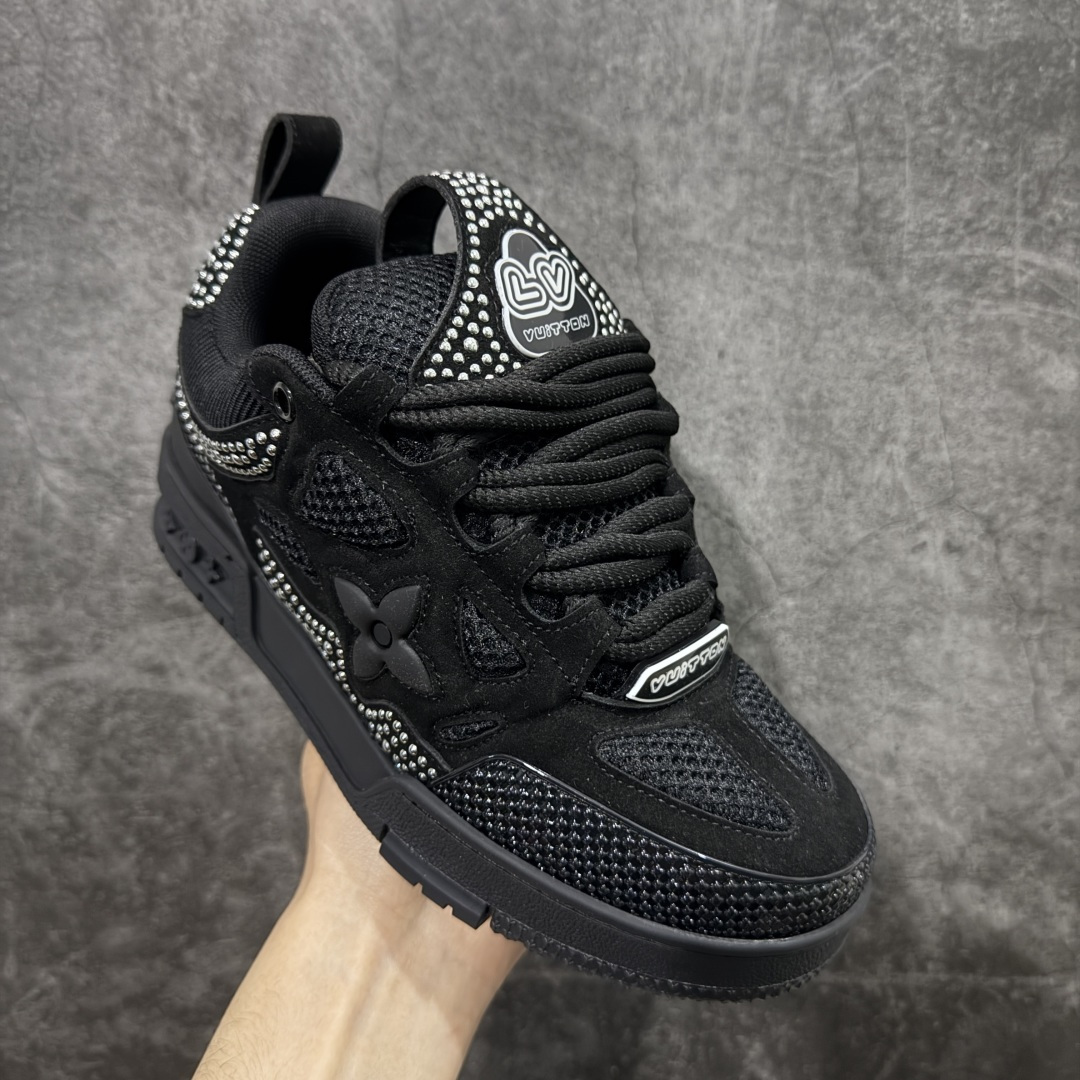 图片[3]-【YS纯原】Louis Vuitton Trainer Skate圆头系带 低帮 时尚板鞋 男女同款 ✦ Trainer Skate 经典轮廓 ✦ 鞋型饱满立体，比例协调，上脚不臃肿 ✦ 鞋面采用荔枝纹头层皮＋粒面头层皮组合 ✦ 皮料细腻扎实，质感稳定耐看 ✦ 草写风格 Louis Vuitton 标志点缀，细节丰富 ✦ 内置超软脚感 EVA 鞋垫 ✦ 后跟耐弯折滴塑支撑片，行走更稳定 ✦ 外置 TPR 光泽组合隔色鞋底，层次分明 ✦ 设计灵感源自复古篮球鞋 ✦ 由 Virgil Abloh 操刀打造 ✦ 黑白主色调搭配亮色细节，百搭不挑风格 ✦ 升级厚实抽屉礼品鞋盒 ✦ 双礼盒 含包装说明书、防尘布袋 尺码：35–47-选品中心