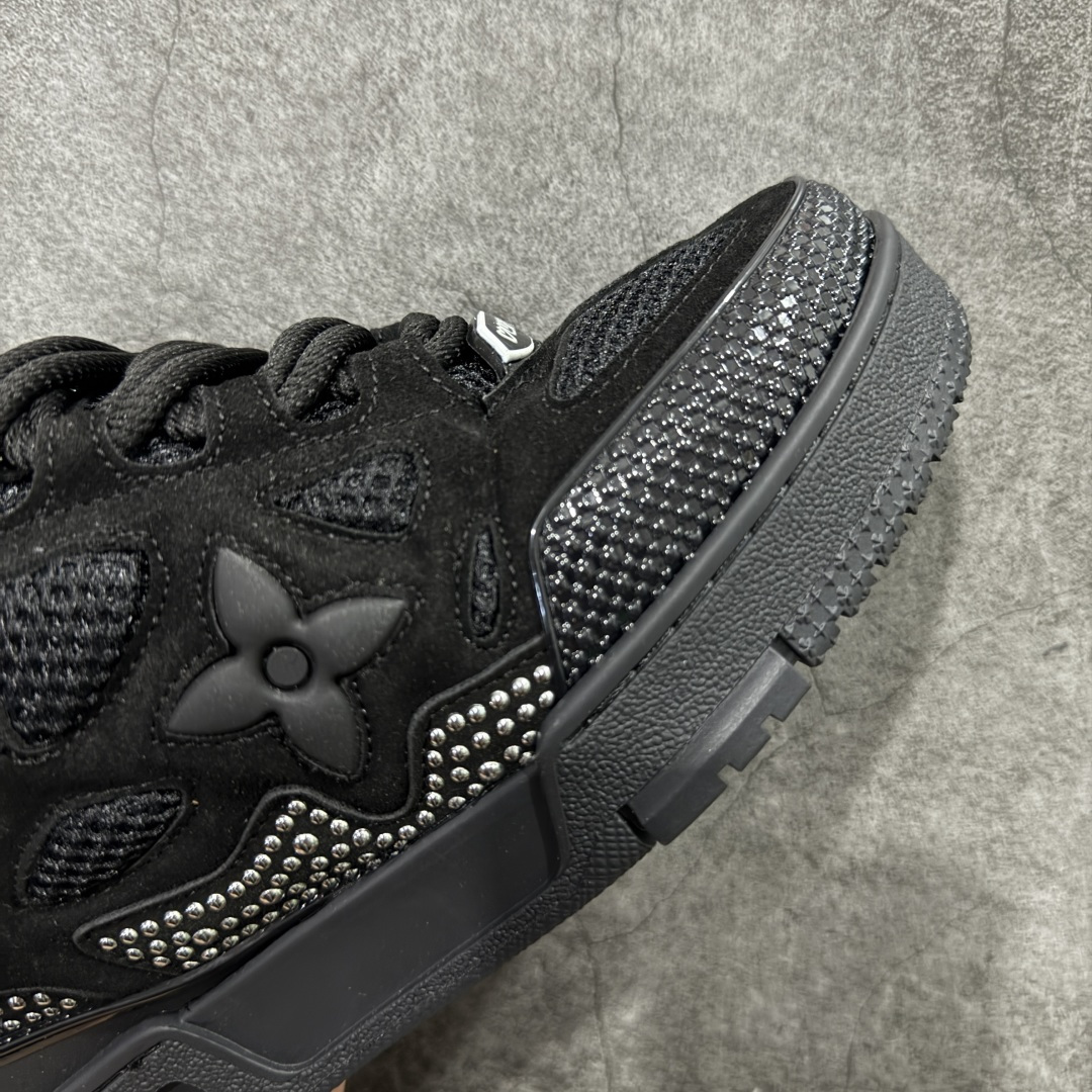 图片[6]-【YS纯原】Louis Vuitton Trainer Skate圆头系带 低帮 时尚板鞋 男女同款 ✦ Trainer Skate 经典轮廓 ✦ 鞋型饱满立体，比例协调，上脚不臃肿 ✦ 鞋面采用荔枝纹头层皮＋粒面头层皮组合 ✦ 皮料细腻扎实，质感稳定耐看 ✦ 草写风格 Louis Vuitton 标志点缀，细节丰富 ✦ 内置超软脚感 EVA 鞋垫 ✦ 后跟耐弯折滴塑支撑片，行走更稳定 ✦ 外置 TPR 光泽组合隔色鞋底，层次分明 ✦ 设计灵感源自复古篮球鞋 ✦ 由 Virgil Abloh 操刀打造 ✦ 黑白主色调搭配亮色细节，百搭不挑风格 ✦ 升级厚实抽屉礼品鞋盒 ✦ 双礼盒 含包装说明书、防尘布袋 尺码：35–47-选品中心