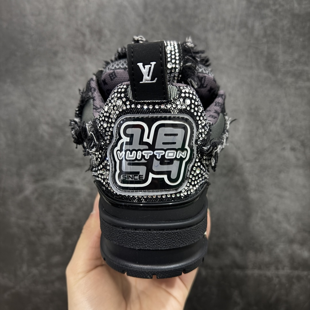 图片[4]-【YS纯原】Louis Vuitton Trainer Skate圆头系带 低帮 时尚板鞋 男女同款 ✦ Trainer Skate 经典轮廓 ✦ 鞋型饱满立体，比例协调，上脚不臃肿 ✦ 鞋面采用荔枝纹头层皮＋粒面头层皮组合 ✦ 皮料细腻扎实，质感稳定耐看 ✦ 草写风格 Louis Vuitton 标志点缀，细节丰富 ✦ 内置超软脚感 EVA 鞋垫 ✦ 后跟耐弯折滴塑支撑片，行走更稳定 ✦ 外置 TPR 光泽组合隔色鞋底，层次分明 ✦ 设计灵感源自复古篮球鞋 ✦ 由 Virgil Abloh 操刀打造 ✦ 黑白主色调搭配亮色细节，百搭不挑风格 ✦ 升级厚实抽屉礼品鞋盒 ✦ 双礼盒 含包装说明书、防尘布袋 尺码：35–47-选品中心