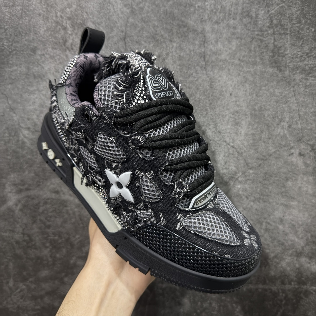 图片[3]-【YS纯原】Louis Vuitton Trainer Skate圆头系带 低帮 时尚板鞋 男女同款 ✦ Trainer Skate 经典轮廓 ✦ 鞋型饱满立体，比例协调，上脚不臃肿 ✦ 鞋面采用荔枝纹头层皮＋粒面头层皮组合 ✦ 皮料细腻扎实，质感稳定耐看 ✦ 草写风格 Louis Vuitton 标志点缀，细节丰富 ✦ 内置超软脚感 EVA 鞋垫 ✦ 后跟耐弯折滴塑支撑片，行走更稳定 ✦ 外置 TPR 光泽组合隔色鞋底，层次分明 ✦ 设计灵感源自复古篮球鞋 ✦ 由 Virgil Abloh 操刀打造 ✦ 黑白主色调搭配亮色细节，百搭不挑风格 ✦ 升级厚实抽屉礼品鞋盒 ✦ 双礼盒 含包装说明书、防尘布袋 尺码：35–47-选品中心