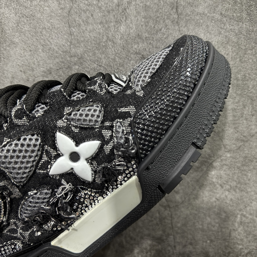 图片[6]-【YS纯原】Louis Vuitton Trainer Skate圆头系带 低帮 时尚板鞋 男女同款 ✦ Trainer Skate 经典轮廓 ✦ 鞋型饱满立体，比例协调，上脚不臃肿 ✦ 鞋面采用荔枝纹头层皮＋粒面头层皮组合 ✦ 皮料细腻扎实，质感稳定耐看 ✦ 草写风格 Louis Vuitton 标志点缀，细节丰富 ✦ 内置超软脚感 EVA 鞋垫 ✦ 后跟耐弯折滴塑支撑片，行走更稳定 ✦ 外置 TPR 光泽组合隔色鞋底，层次分明 ✦ 设计灵感源自复古篮球鞋 ✦ 由 Virgil Abloh 操刀打造 ✦ 黑白主色调搭配亮色细节，百搭不挑风格 ✦ 升级厚实抽屉礼品鞋盒 ✦ 双礼盒 含包装说明书、防尘布袋 尺码：35–47-选品中心