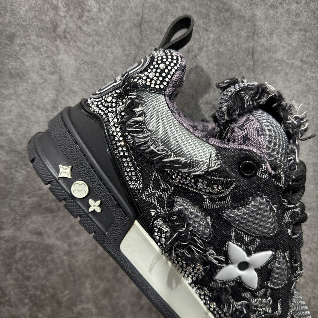 图片[7]-【YS纯原】Louis Vuitton Trainer Skate圆头系带 低帮 时尚板鞋 男女同款 ✦ Trainer Skate 经典轮廓 ✦ 鞋型饱满立体，比例协调，上脚不臃肿 ✦ 鞋面采用荔枝纹头层皮＋粒面头层皮组合 ✦ 皮料细腻扎实，质感稳定耐看 ✦ 草写风格 Louis Vuitton 标志点缀，细节丰富 ✦ 内置超软脚感 EVA 鞋垫 ✦ 后跟耐弯折滴塑支撑片，行走更稳定 ✦ 外置 TPR 光泽组合隔色鞋底，层次分明 ✦ 设计灵感源自复古篮球鞋 ✦ 由 Virgil Abloh 操刀打造 ✦ 黑白主色调搭配亮色细节，百搭不挑风格 ✦ 升级厚实抽屉礼品鞋盒 ✦ 双礼盒 含包装说明书、防尘布袋 尺码：35–47-选品中心