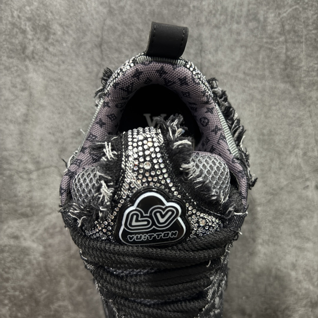 图片[8]-【YS纯原】Louis Vuitton Trainer Skate圆头系带 低帮 时尚板鞋 男女同款 ✦ Trainer Skate 经典轮廓 ✦ 鞋型饱满立体，比例协调，上脚不臃肿 ✦ 鞋面采用荔枝纹头层皮＋粒面头层皮组合 ✦ 皮料细腻扎实，质感稳定耐看 ✦ 草写风格 Louis Vuitton 标志点缀，细节丰富 ✦ 内置超软脚感 EVA 鞋垫 ✦ 后跟耐弯折滴塑支撑片，行走更稳定 ✦ 外置 TPR 光泽组合隔色鞋底，层次分明 ✦ 设计灵感源自复古篮球鞋 ✦ 由 Virgil Abloh 操刀打造 ✦ 黑白主色调搭配亮色细节，百搭不挑风格 ✦ 升级厚实抽屉礼品鞋盒 ✦ 双礼盒 含包装说明书、防尘布袋 尺码：35–47-选品中心