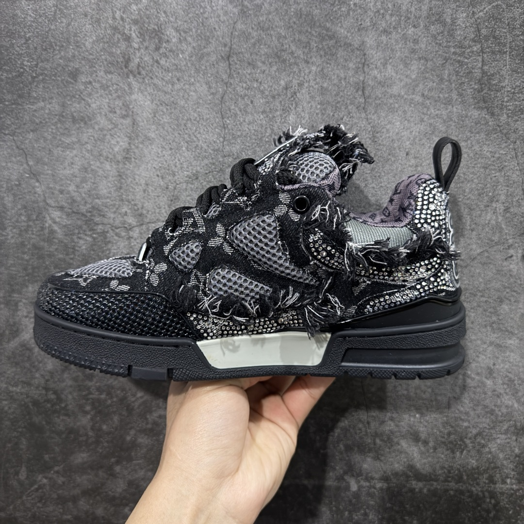 图片[2]-【YS纯原】Louis Vuitton Trainer Skate圆头系带 低帮 时尚板鞋 男女同款 ✦ Trainer Skate 经典轮廓 ✦ 鞋型饱满立体，比例协调，上脚不臃肿 ✦ 鞋面采用荔枝纹头层皮＋粒面头层皮组合 ✦ 皮料细腻扎实，质感稳定耐看 ✦ 草写风格 Louis Vuitton 标志点缀，细节丰富 ✦ 内置超软脚感 EVA 鞋垫 ✦ 后跟耐弯折滴塑支撑片，行走更稳定 ✦ 外置 TPR 光泽组合隔色鞋底，层次分明 ✦ 设计灵感源自复古篮球鞋 ✦ 由 Virgil Abloh 操刀打造 ✦ 黑白主色调搭配亮色细节，百搭不挑风格 ✦ 升级厚实抽屉礼品鞋盒 ✦ 双礼盒 含包装说明书、防尘布袋 尺码：35–47-选品中心