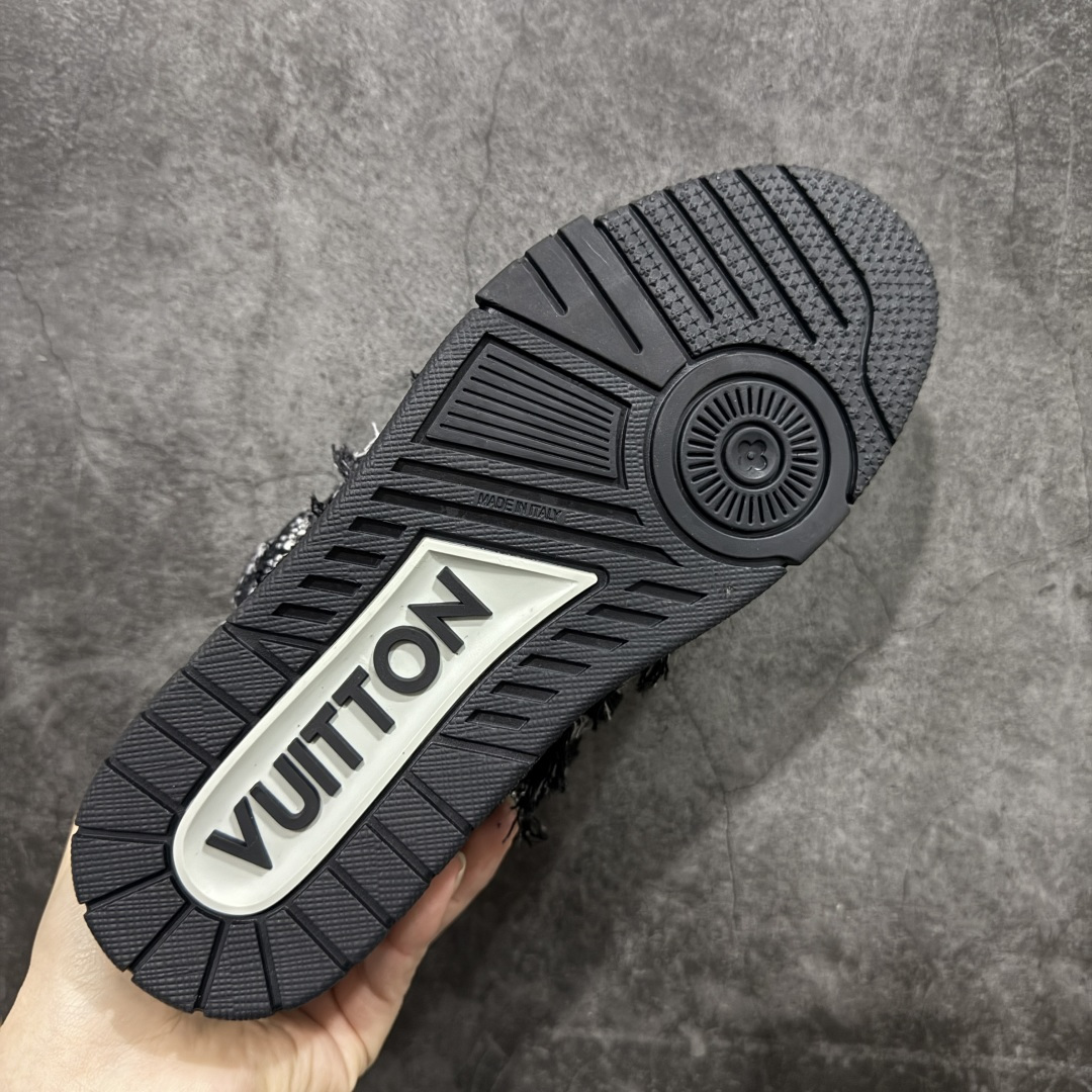 图片[9]-【YS纯原】Louis Vuitton Trainer Skate圆头系带 低帮 时尚板鞋 男女同款 ✦ Trainer Skate 经典轮廓 ✦ 鞋型饱满立体，比例协调，上脚不臃肿 ✦ 鞋面采用荔枝纹头层皮＋粒面头层皮组合 ✦ 皮料细腻扎实，质感稳定耐看 ✦ 草写风格 Louis Vuitton 标志点缀，细节丰富 ✦ 内置超软脚感 EVA 鞋垫 ✦ 后跟耐弯折滴塑支撑片，行走更稳定 ✦ 外置 TPR 光泽组合隔色鞋底，层次分明 ✦ 设计灵感源自复古篮球鞋 ✦ 由 Virgil Abloh 操刀打造 ✦ 黑白主色调搭配亮色细节，百搭不挑风格 ✦ 升级厚实抽屉礼品鞋盒 ✦ 双礼盒 含包装说明书、防尘布袋 尺码：35–47-选品中心